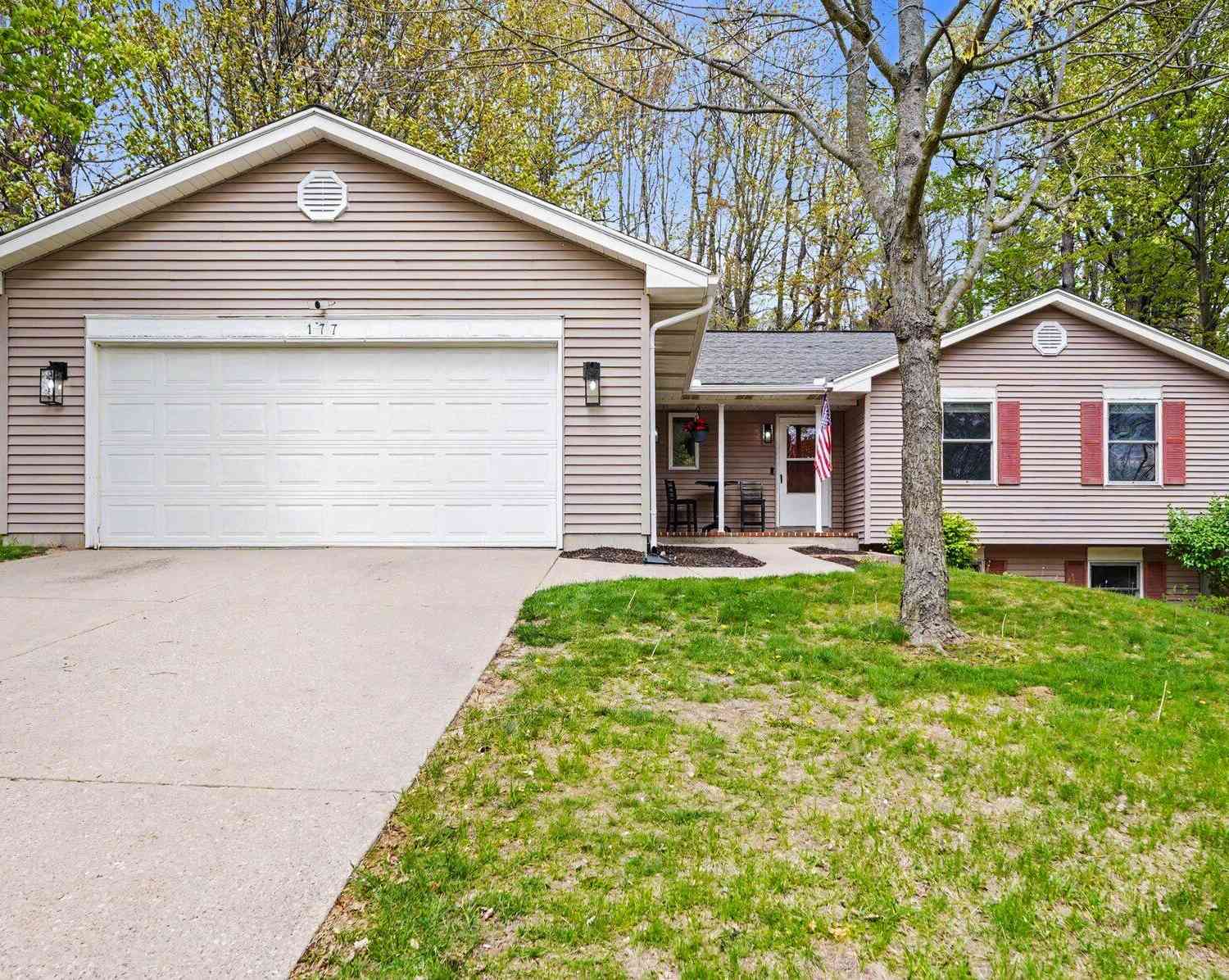 Homes For Sale - 177 Glen Eagle Drive<br/> Rockford, MI 49341