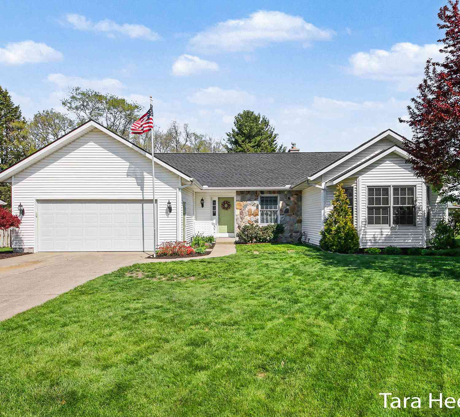 Homes For Sale - 2077 Fernwood Drive<br/> Jenison, MI 49428