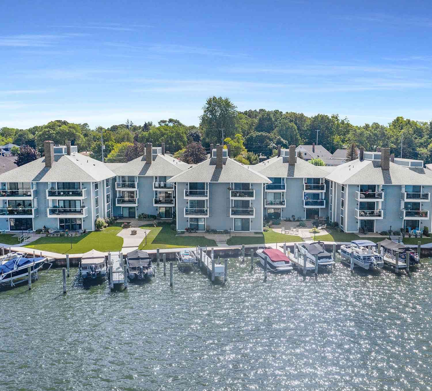 Condo For Sale - 400 Lakeview Court #28-E<br/> Spring Lake, MI 49456