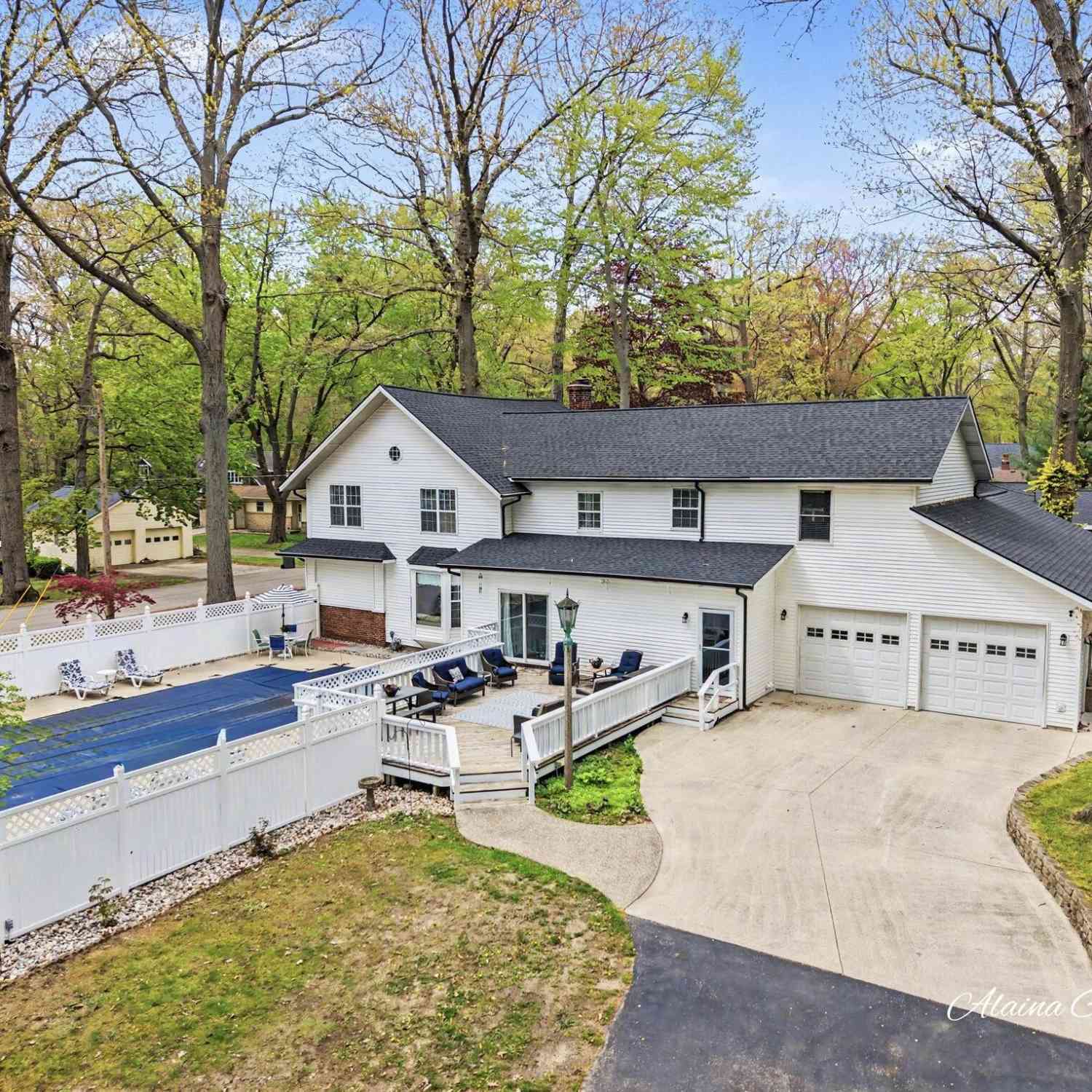Homes For Sale - 385 Marquette Avenue<br/> Holland, MI 49424
