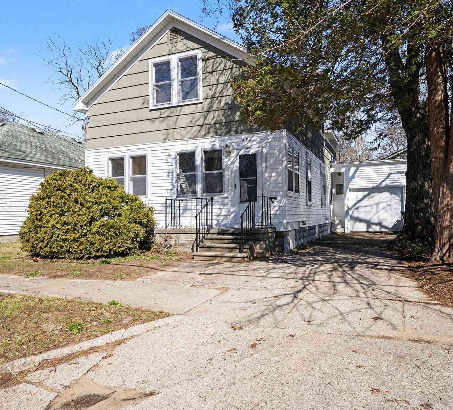 Homes For Sale - 892 W Forest Avenue<br/> Muskegon, MI 49441