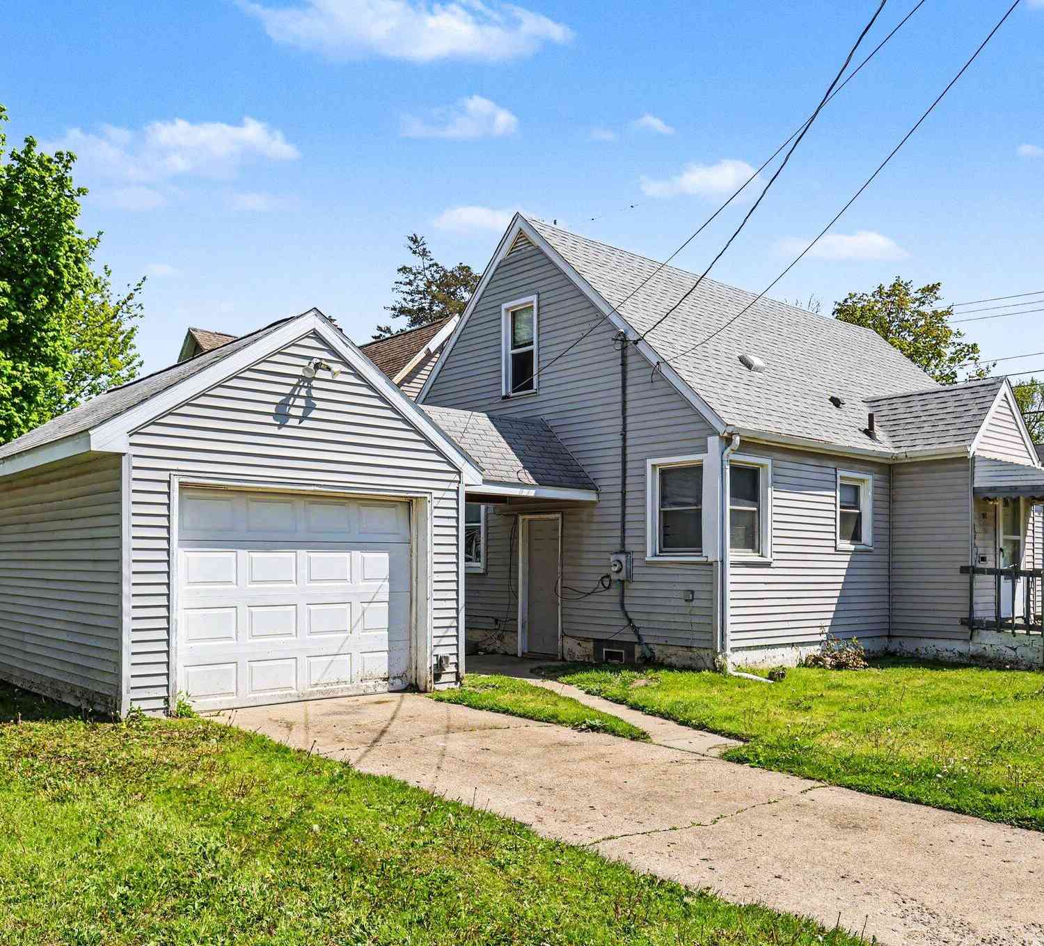 Homes For Sale - 902 W Lapeer Street<br/> Lansing, MI 48915