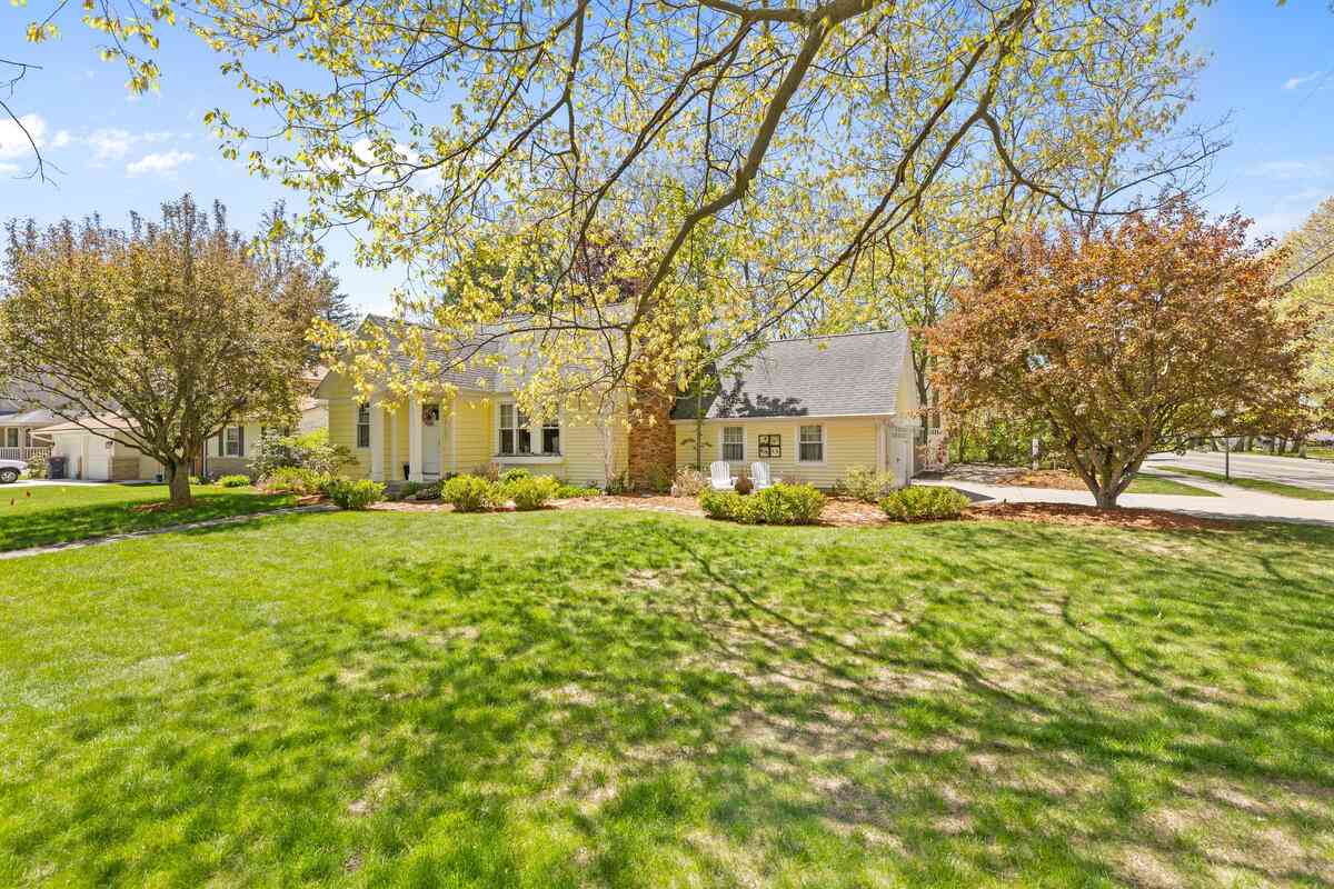 Homes For Sale - 996 Colonial Court<br/> Holland, MI 49423