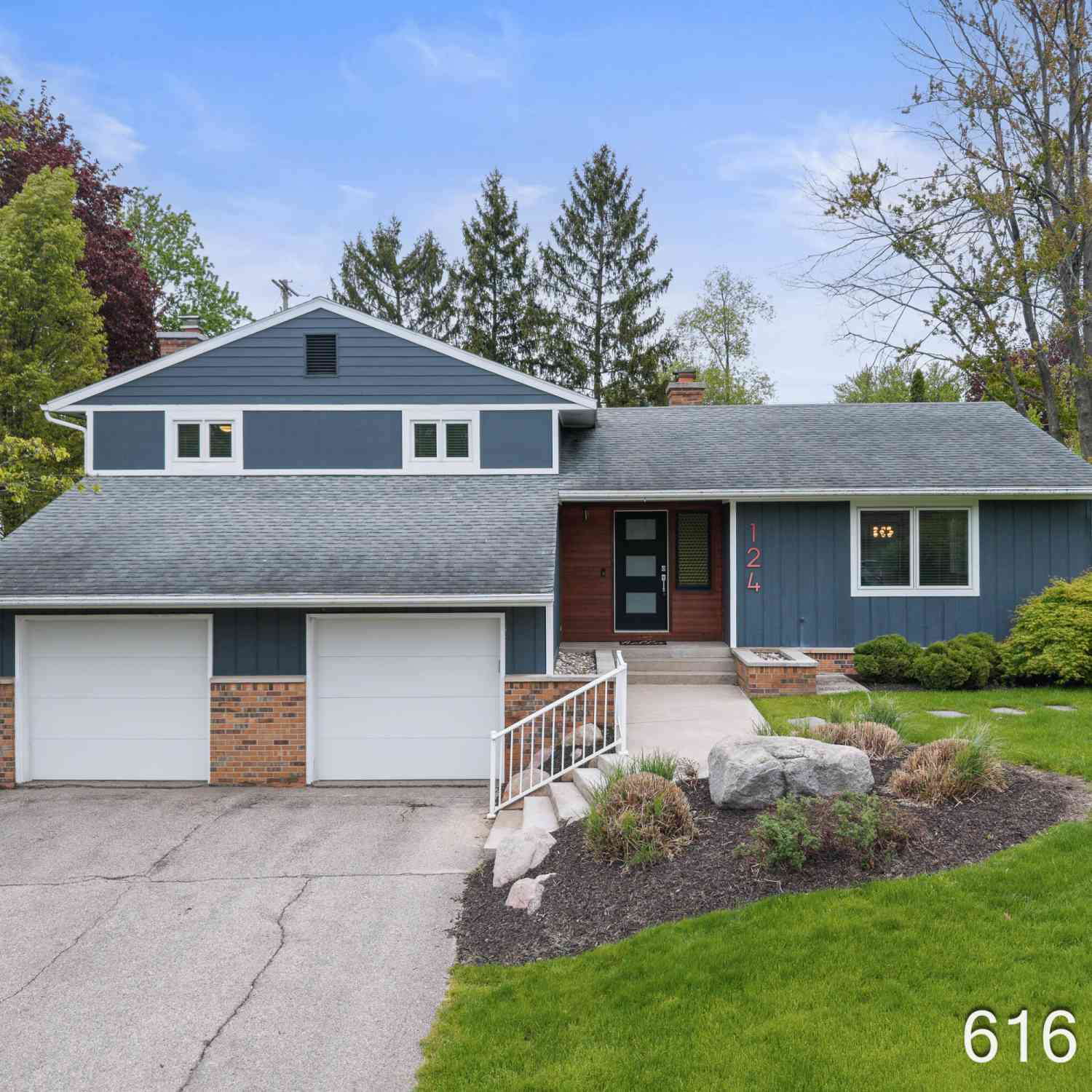 Homes For Sale - 124 Loch Lomond Avenue<br/> Grand Rapids, MI 49546