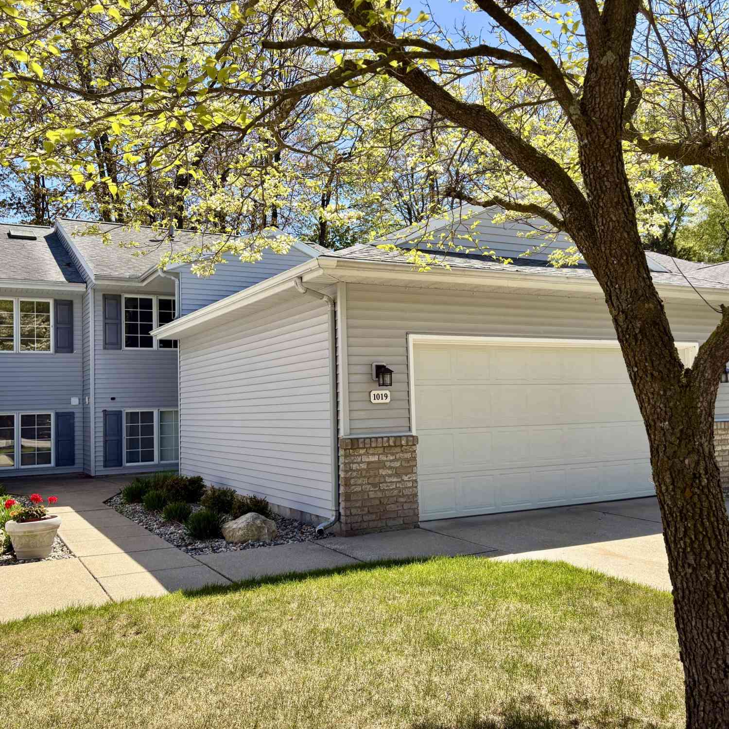 Condo For Sale - 1019 Hidden Creek Drive #17<br/> Norton Shores, MI 49441