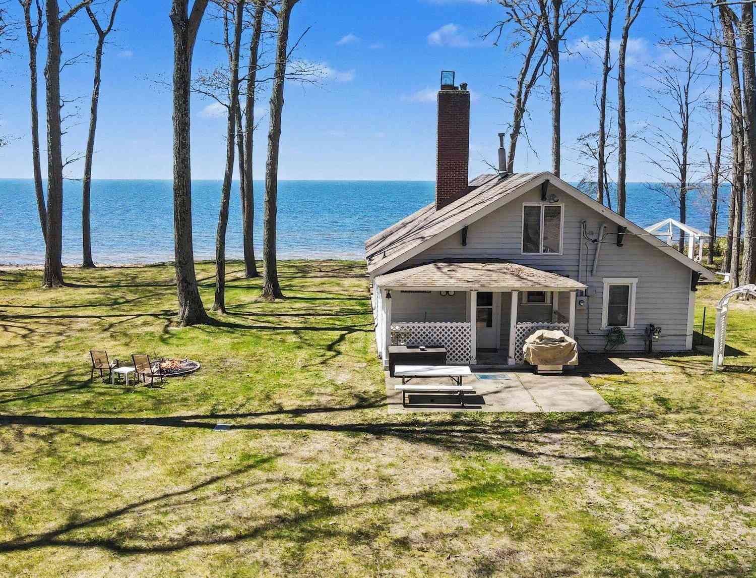 Homes For Sale - 2013 N Scenic Drive<br/> Muskegon, MI 49445