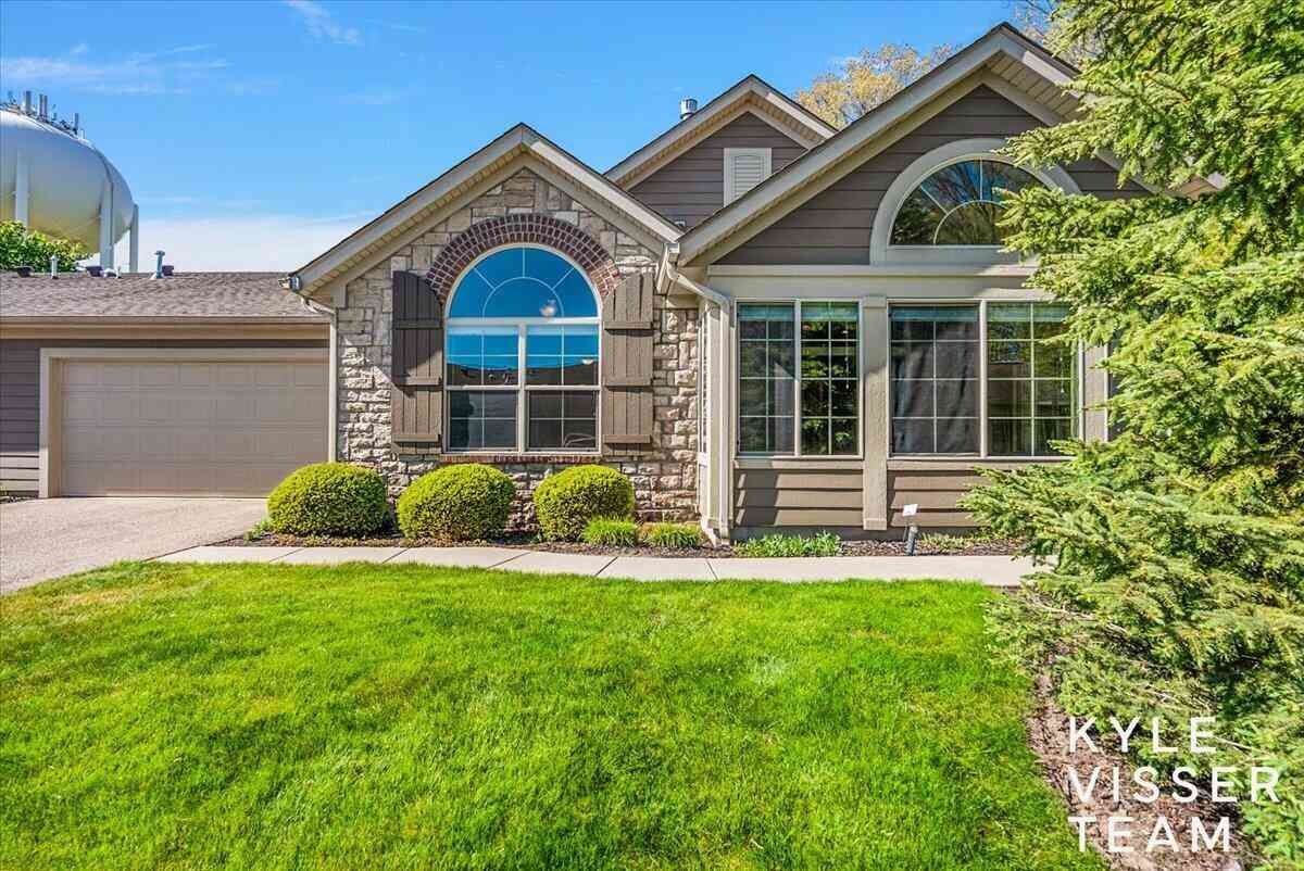 Condo For Sale - 892 Bridge Crest Drive<br/> Ada, MI 49301