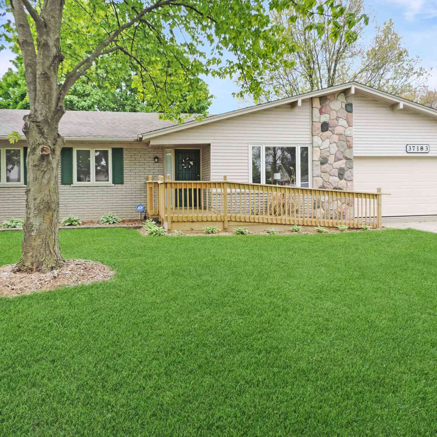 Homes For Rent - 37183 Vargo<br/> Livonia, MI 48152
