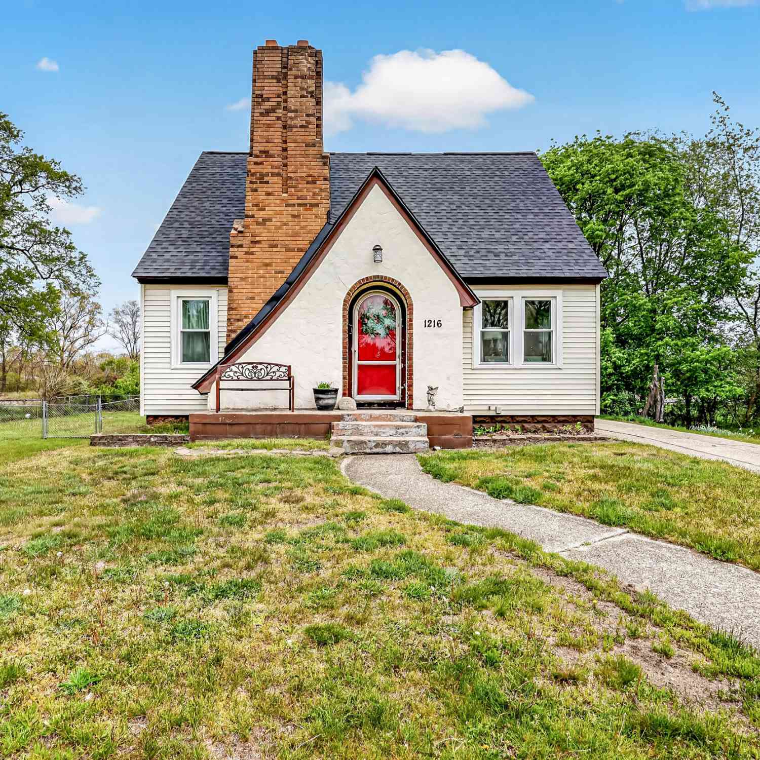 Homes For Sale - 1216 W Broadway Avenue<br/> Muskegon, MI 49441