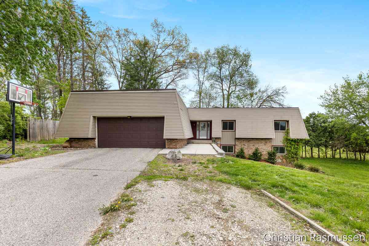 Homes For Sale - 1211 W Frank Drive<br/> Montcalm County, Greenville, MI 48838