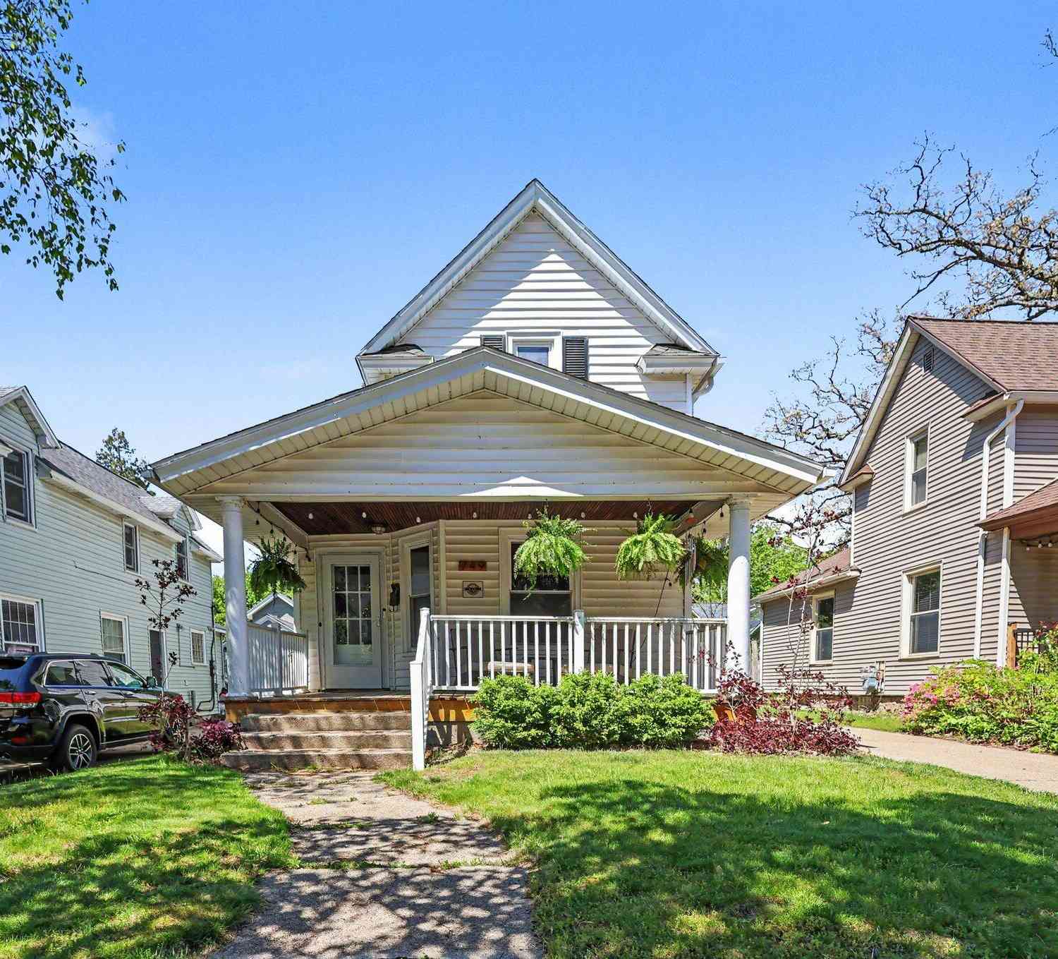 Homes For Sale - 749 Lockwood Street<br/> Grand Rapids, MI 49503