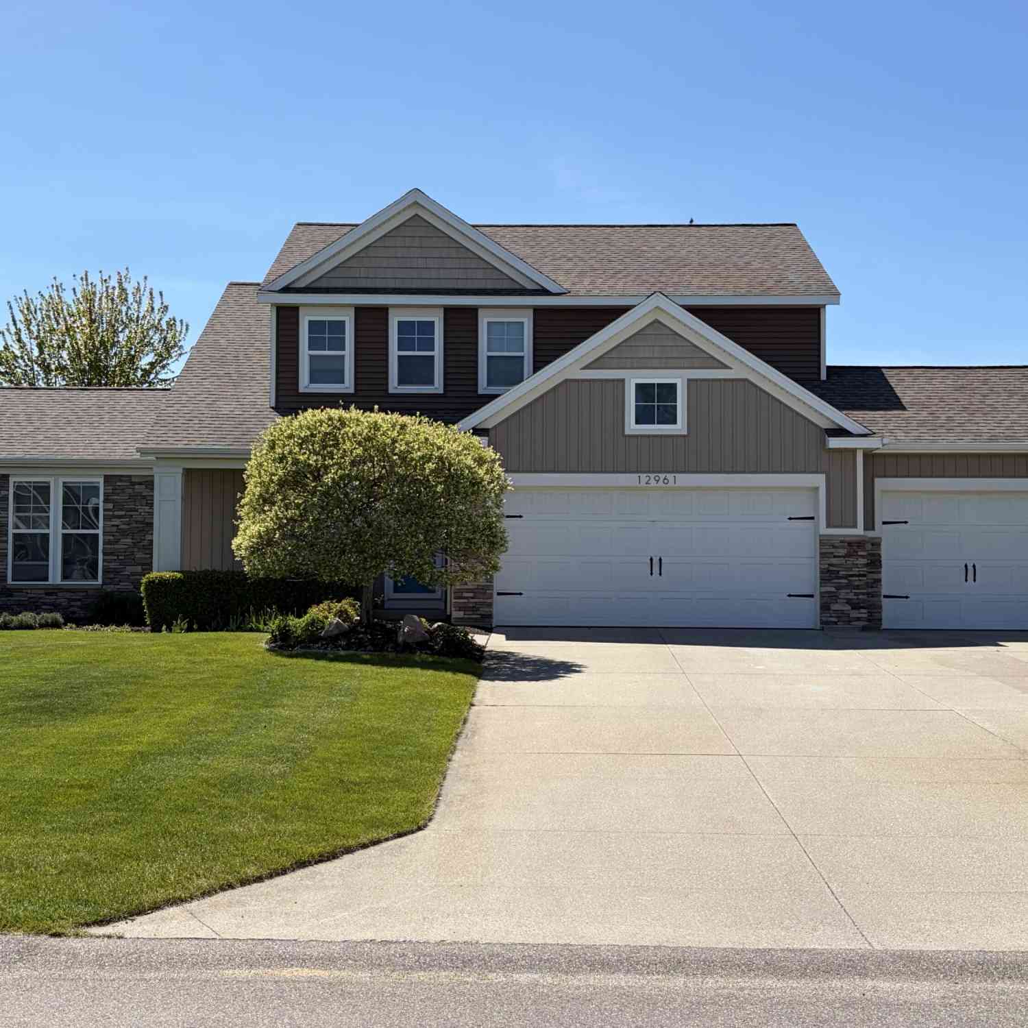 Homes For Sale - 12961 Sweetbriar Drive<br/> Grand Haven, MI 49417