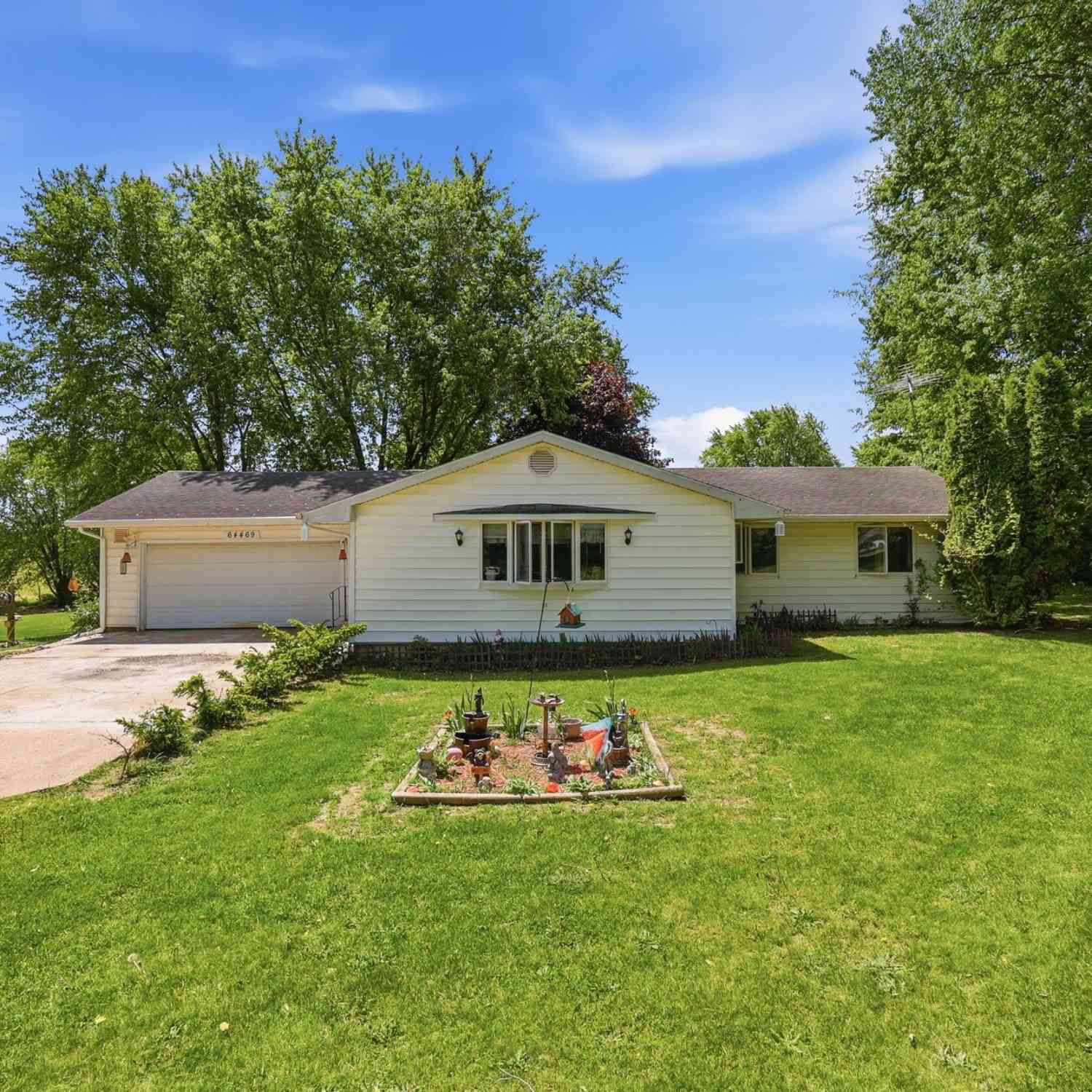Homes For Sale - 64469 66th Avenue<br/> Hartford, MI 49057