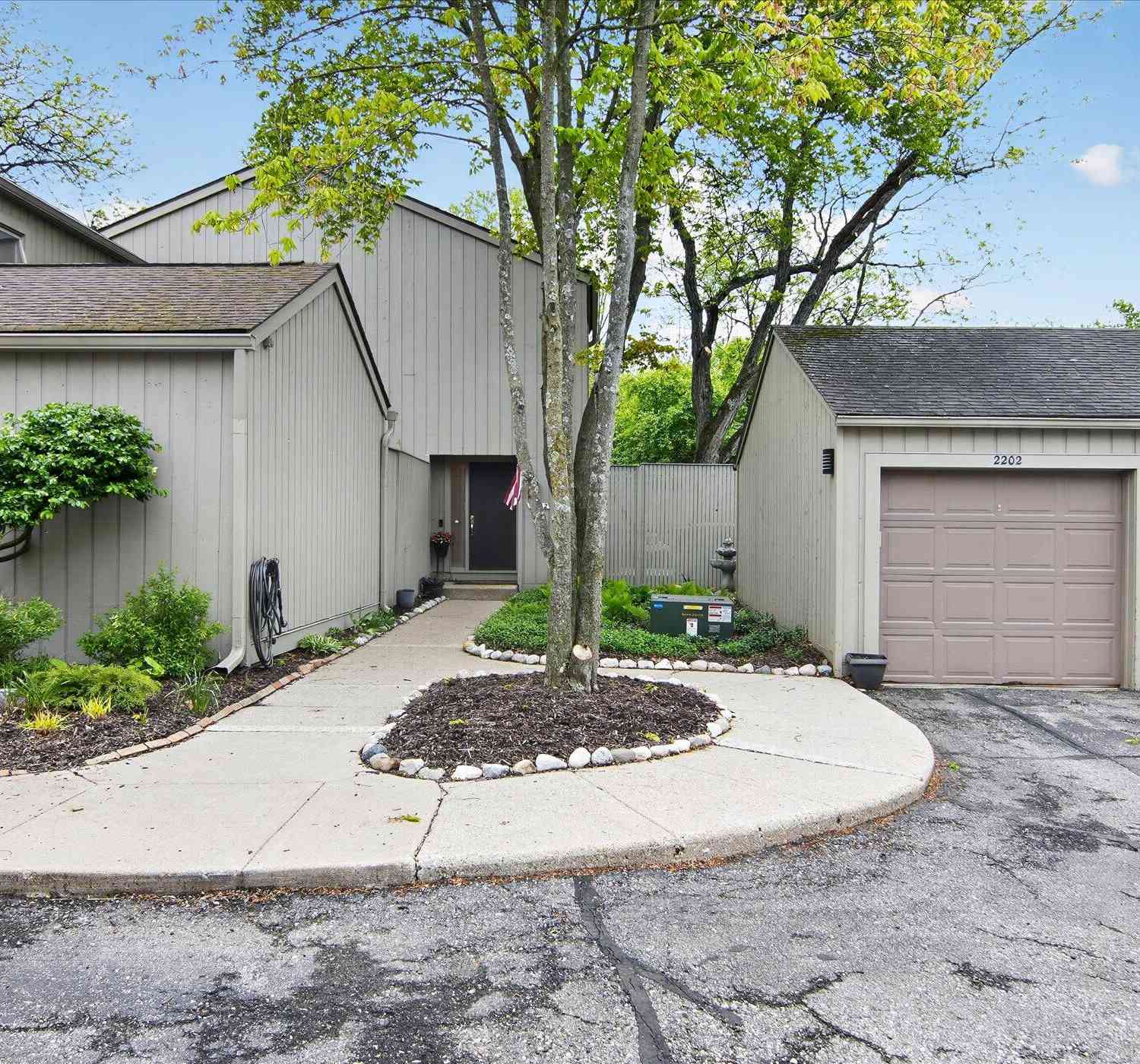 Condo For Sale - 2202 Applewood Court<br/> Ann Arbor, MI 48103
