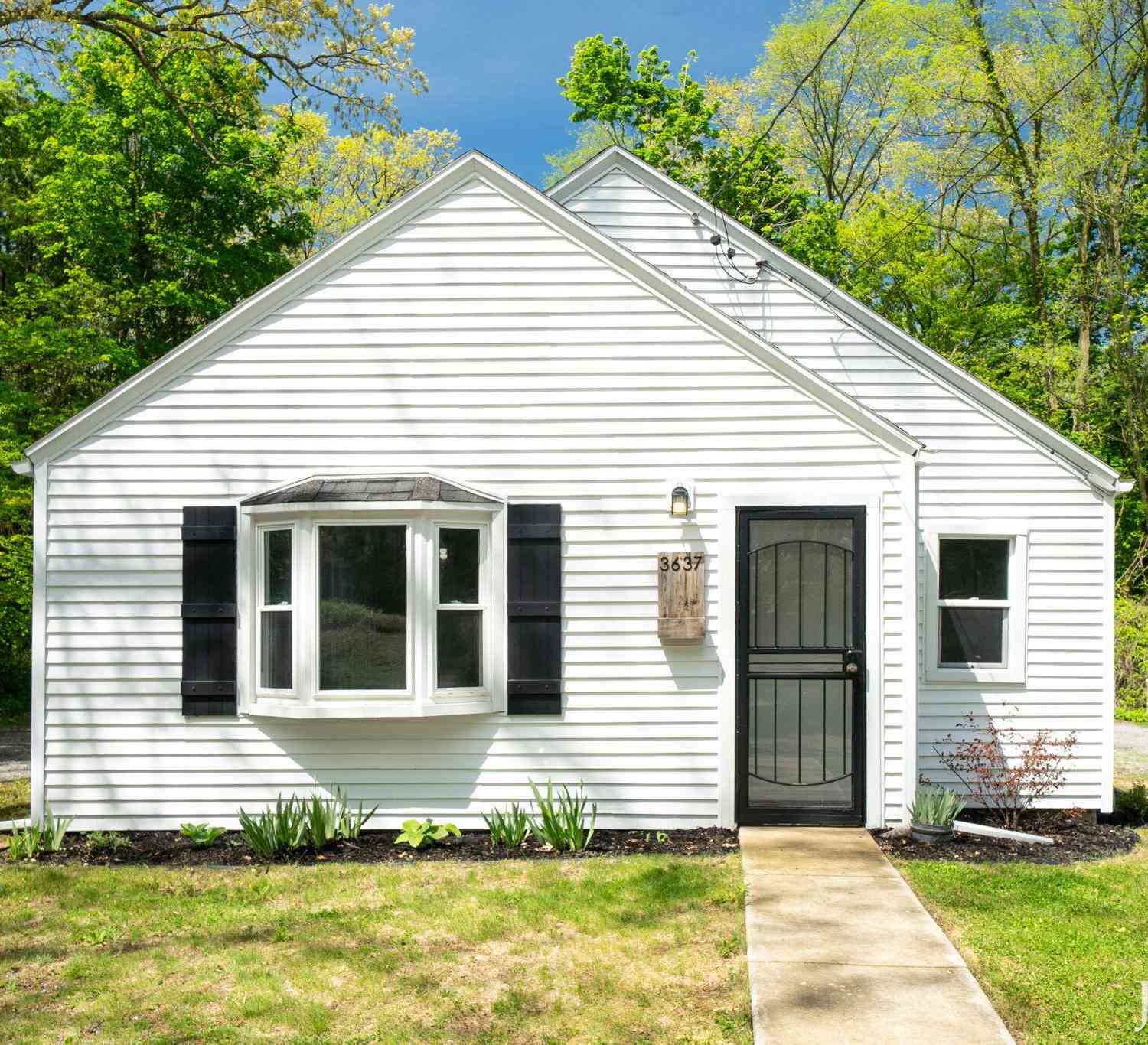Homes For Sale - 3637 Colonial Avenue<br/> Grand Rapids, MI 49525