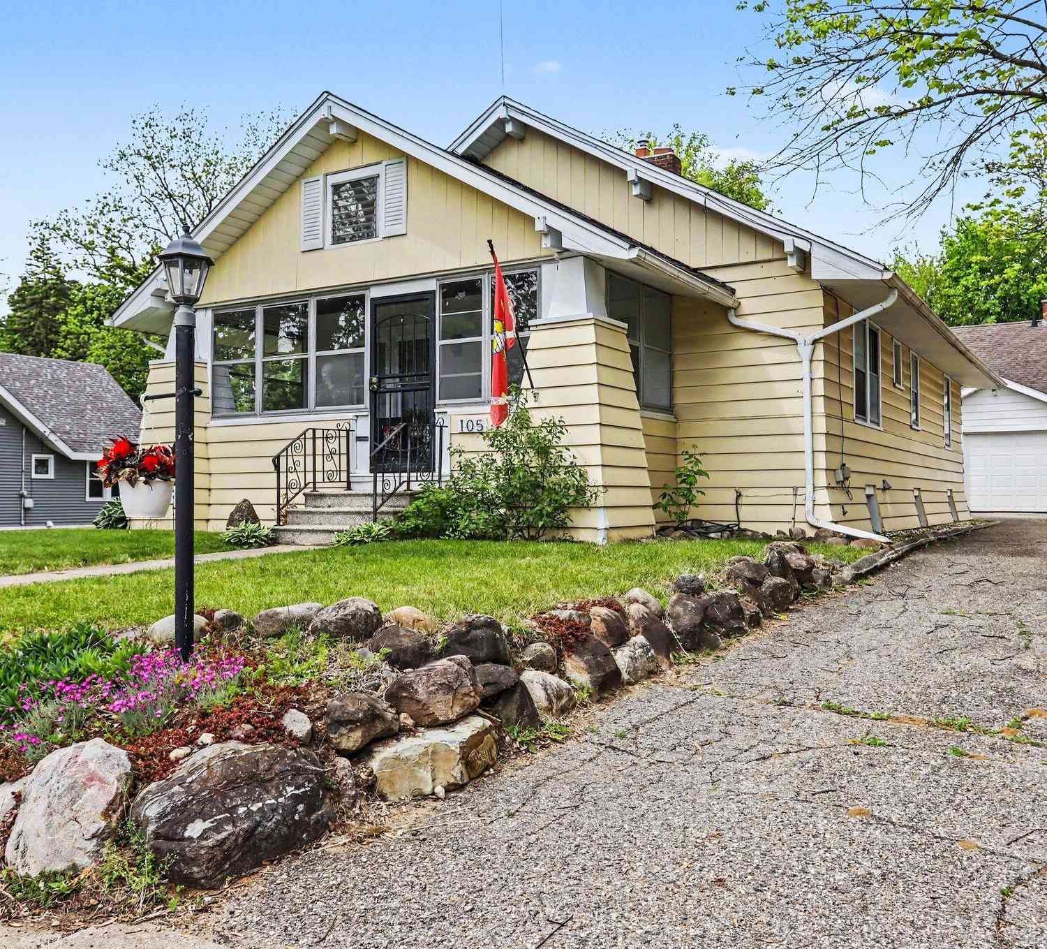 Homes For Sale - 105 N Broad Street<br/> Battle Creek, MI 49017