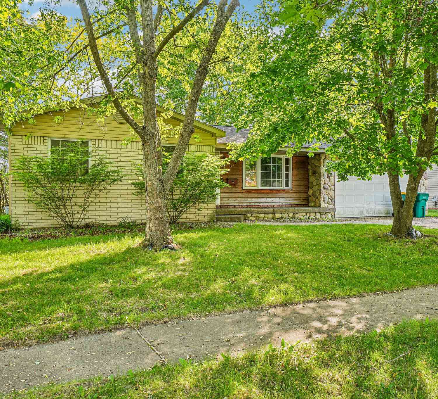 Homes For Sale - 524 Winters Eave Drive<br/> Flushing, MI 48433
