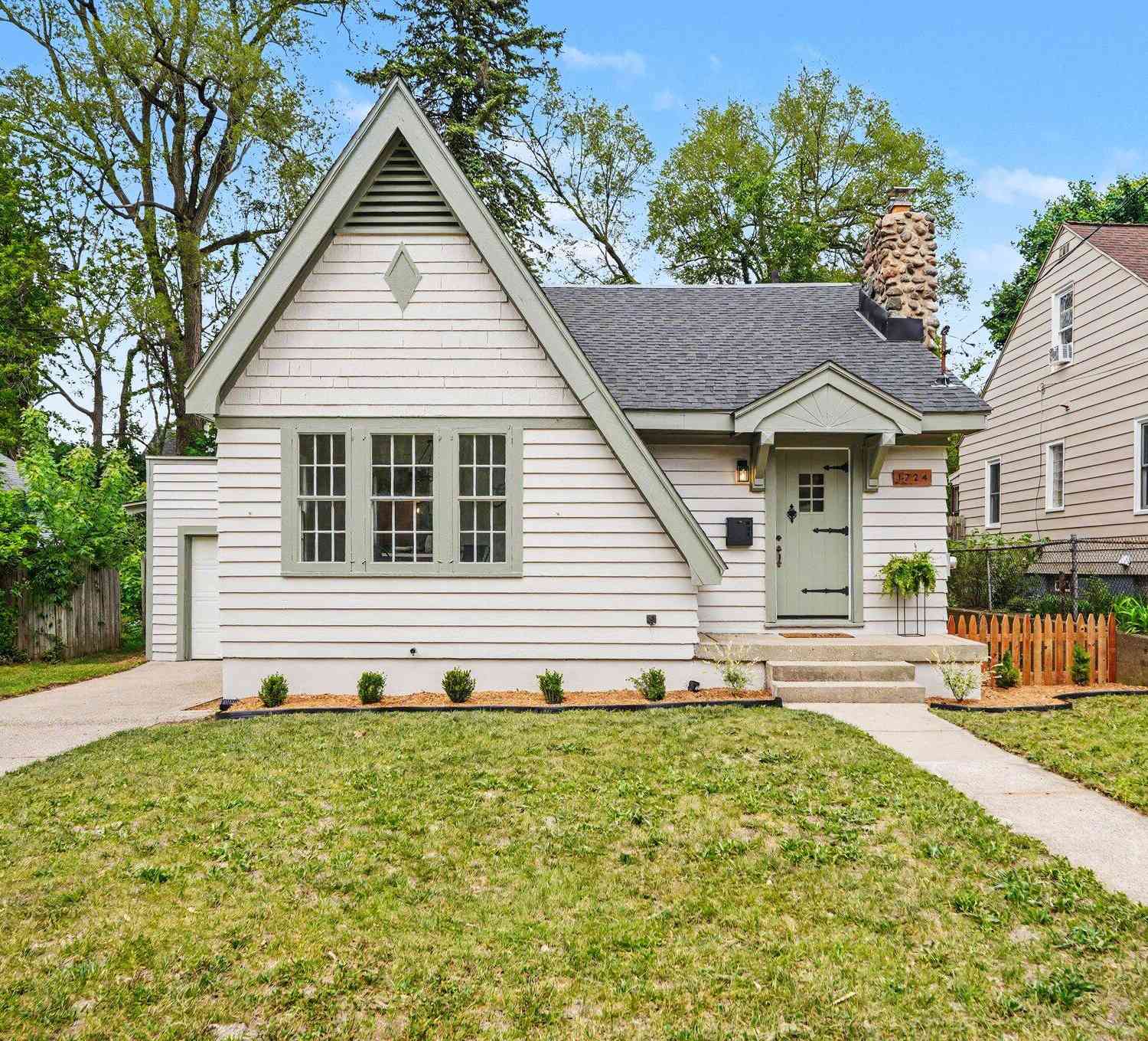 Homes For Sale - 1724 Rossman Avenue<br/> Grand Rapids, MI 49507