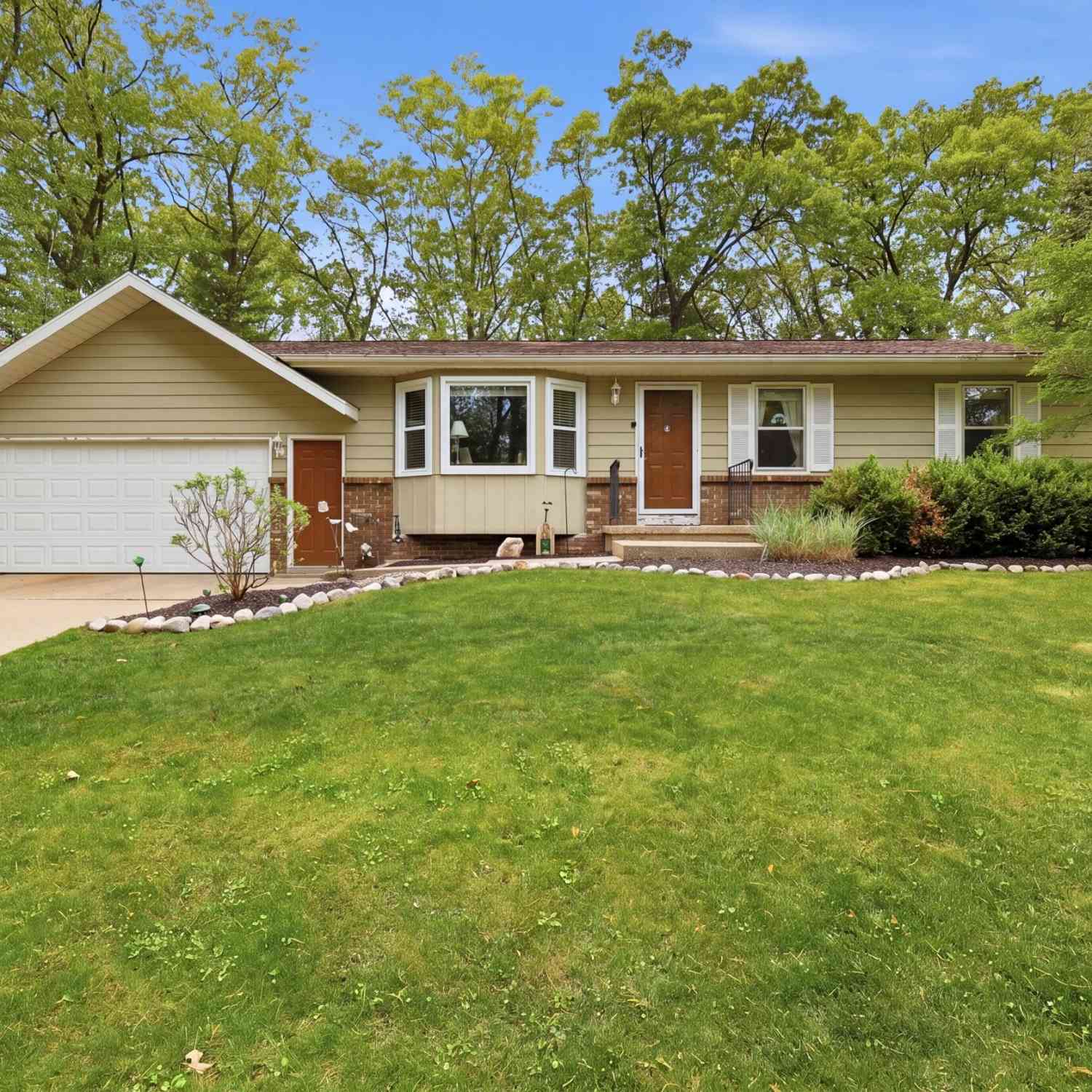 Homes For Sale - 2433 Glen Valley Drive<br/> Grand Rapids, MI 49544