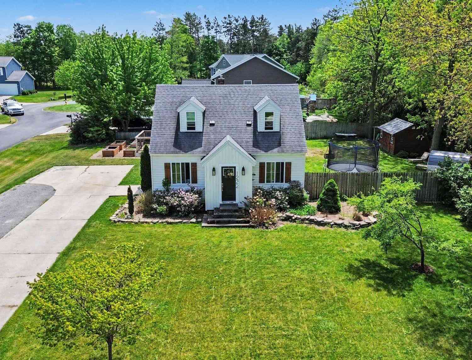 Homes For Sale - 1222 W 32nd Street<br/> Holland, MI 49423