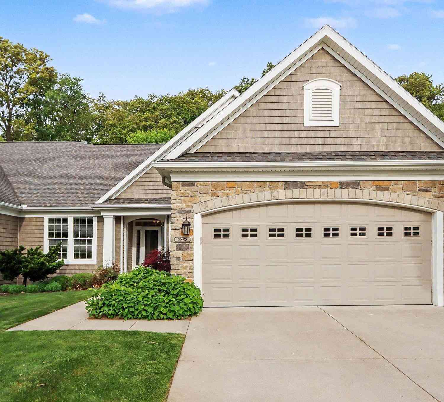 Condo For Sale - 8888 Oakland Hills Circle<br/> Portage, MI 49024