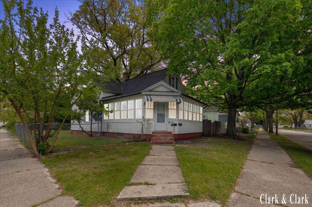 Homes For Sale - 720 Hill Avenue<br/> Muskegon, MI 49442