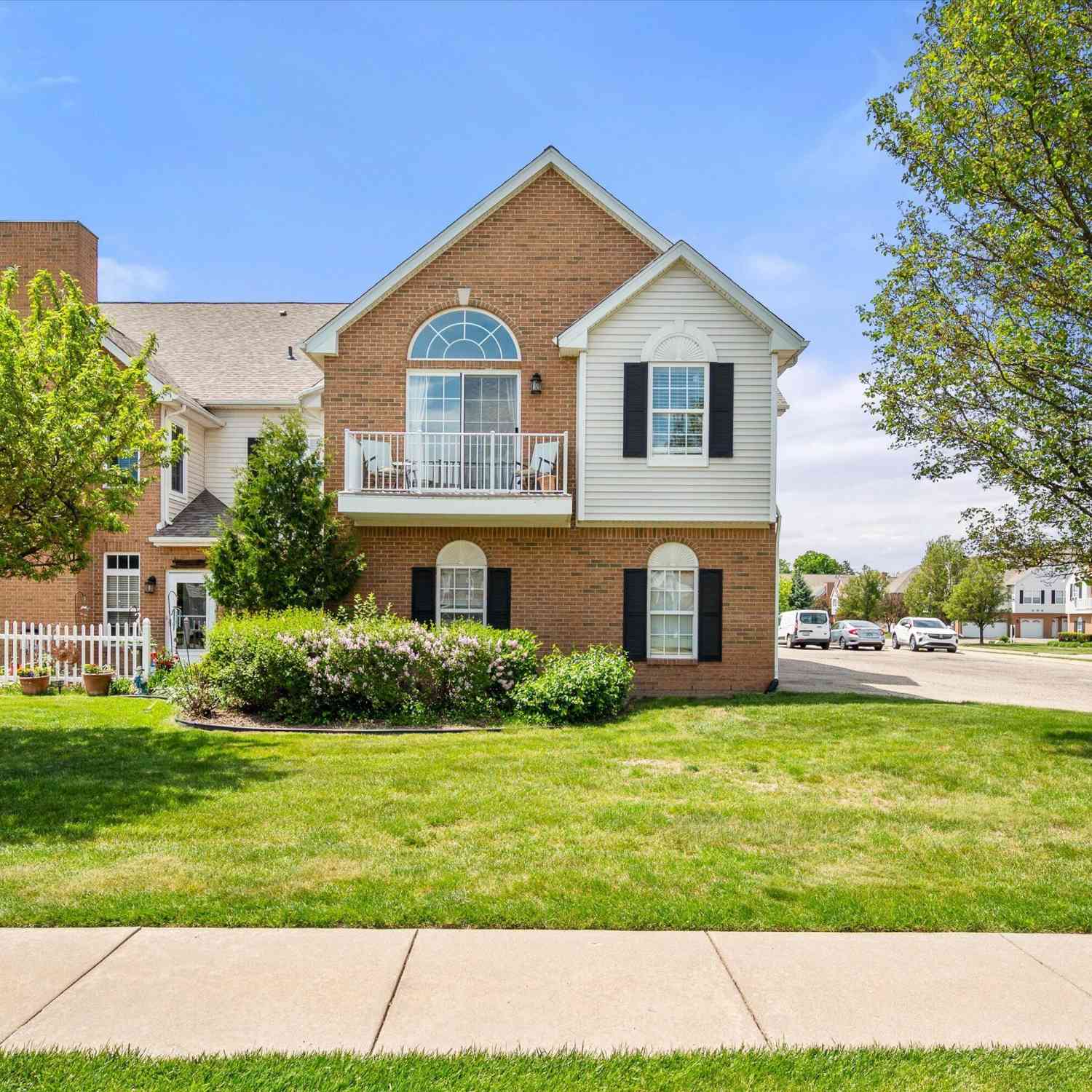 Condo For Sale - 597 Olde English Circle<br/> Howell, MI 48855