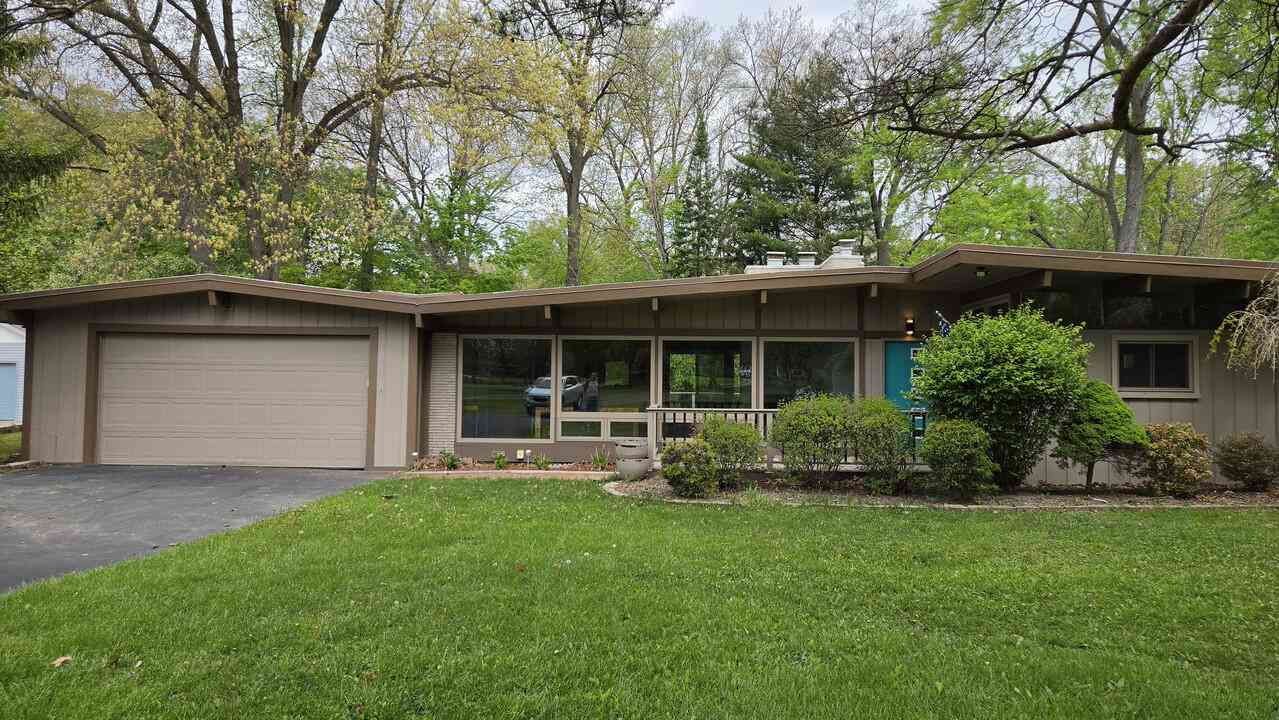 Homes For Sale - 32619 Greenland Court<br/> Livonia, MI 48154