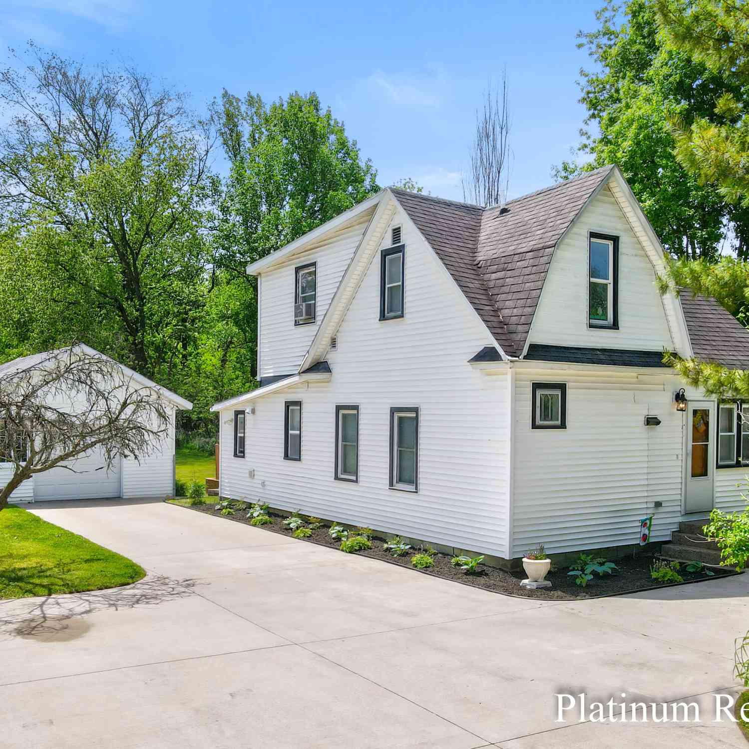 Homes For Sale - 736 4 Mile Road<br/> Grand Rapids, MI 49525