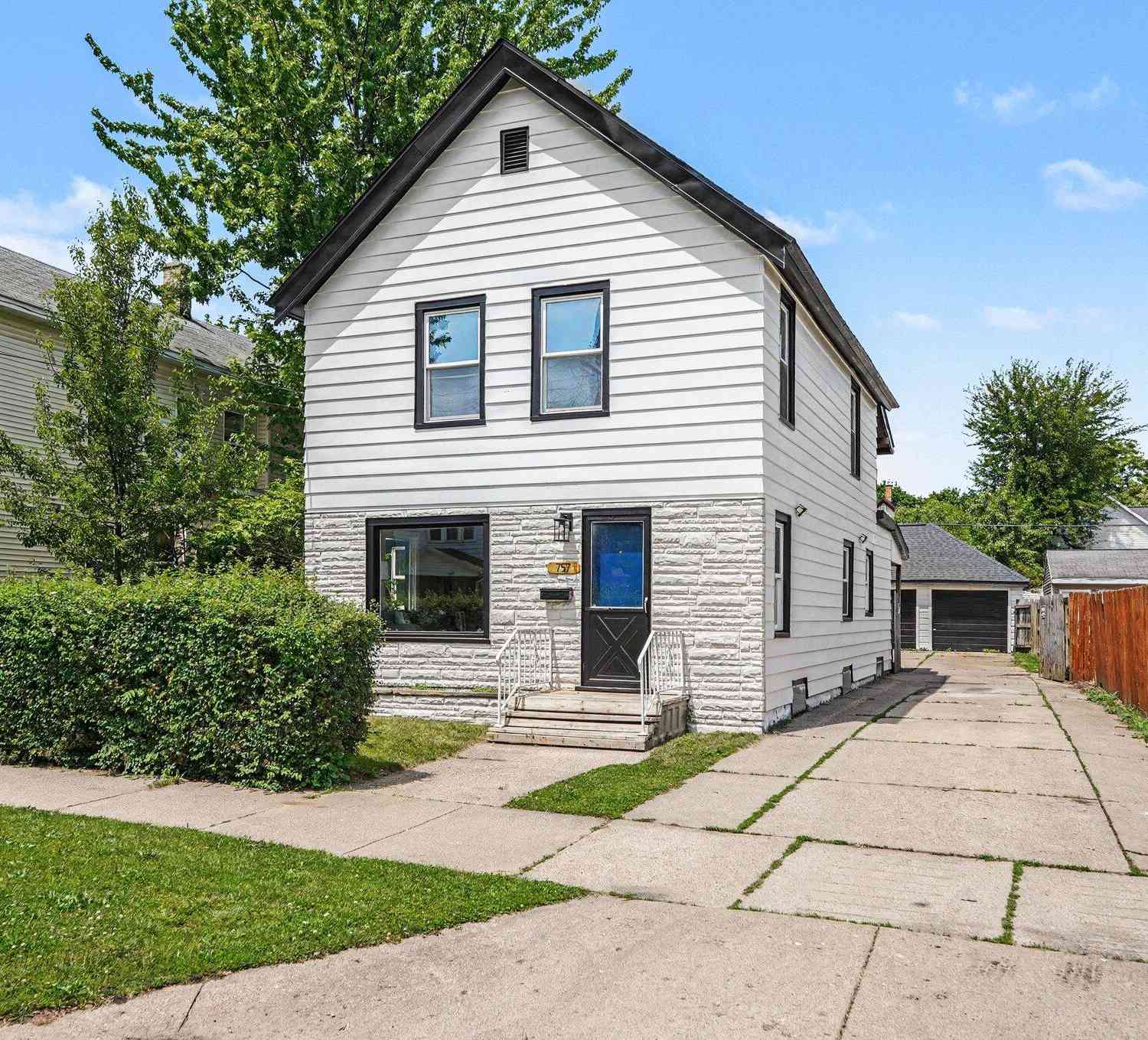 Homes For Sale - 757 6th Street<br/> Grand Rapids, MI 49504