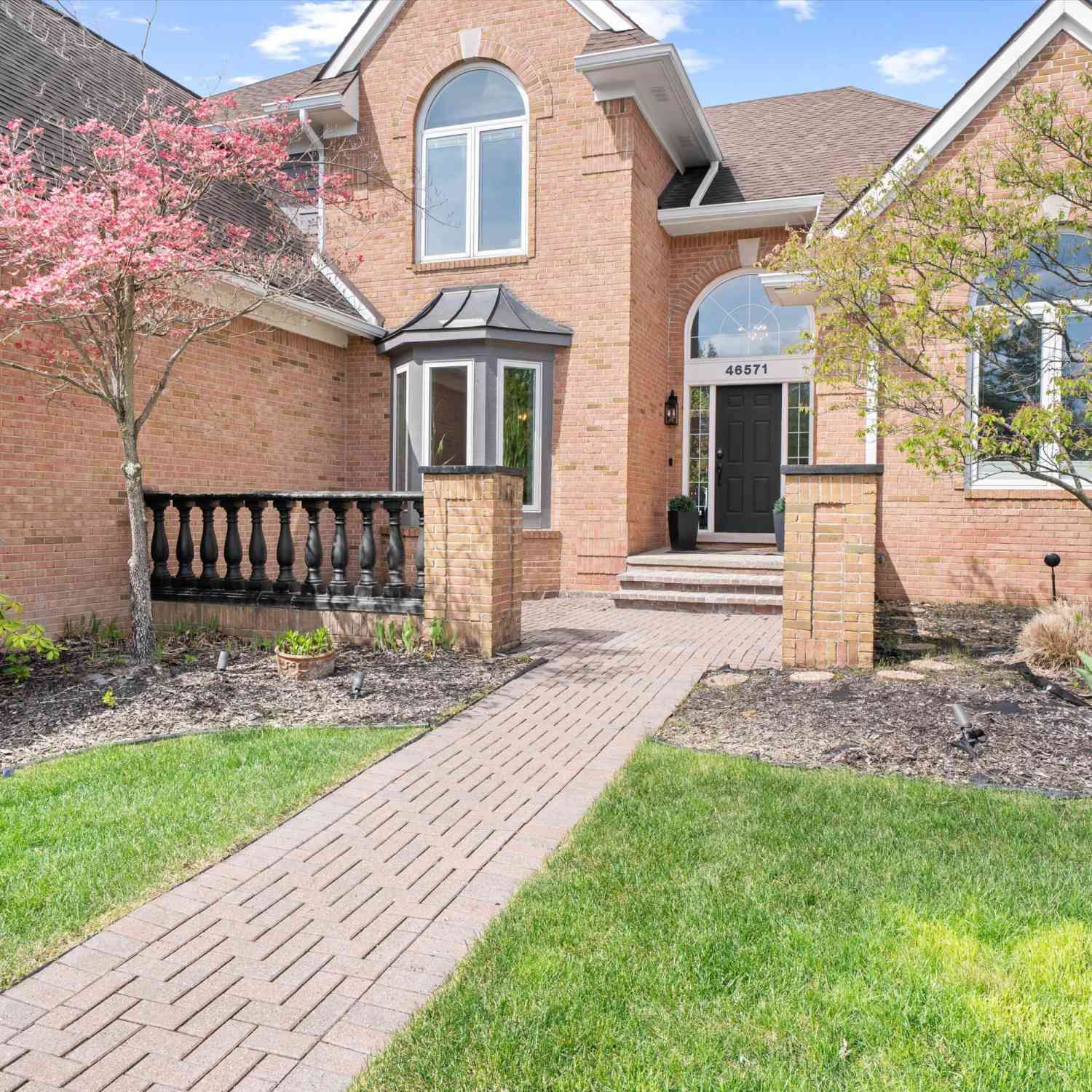 Homes For Sale - 46571 Galway Drive<br/> Novi, MI 48374