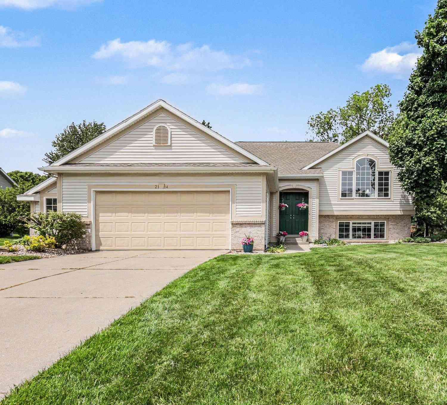 Homes For Sale - 2114 Arbor Court<br/> Grand Rapids, MI 49534