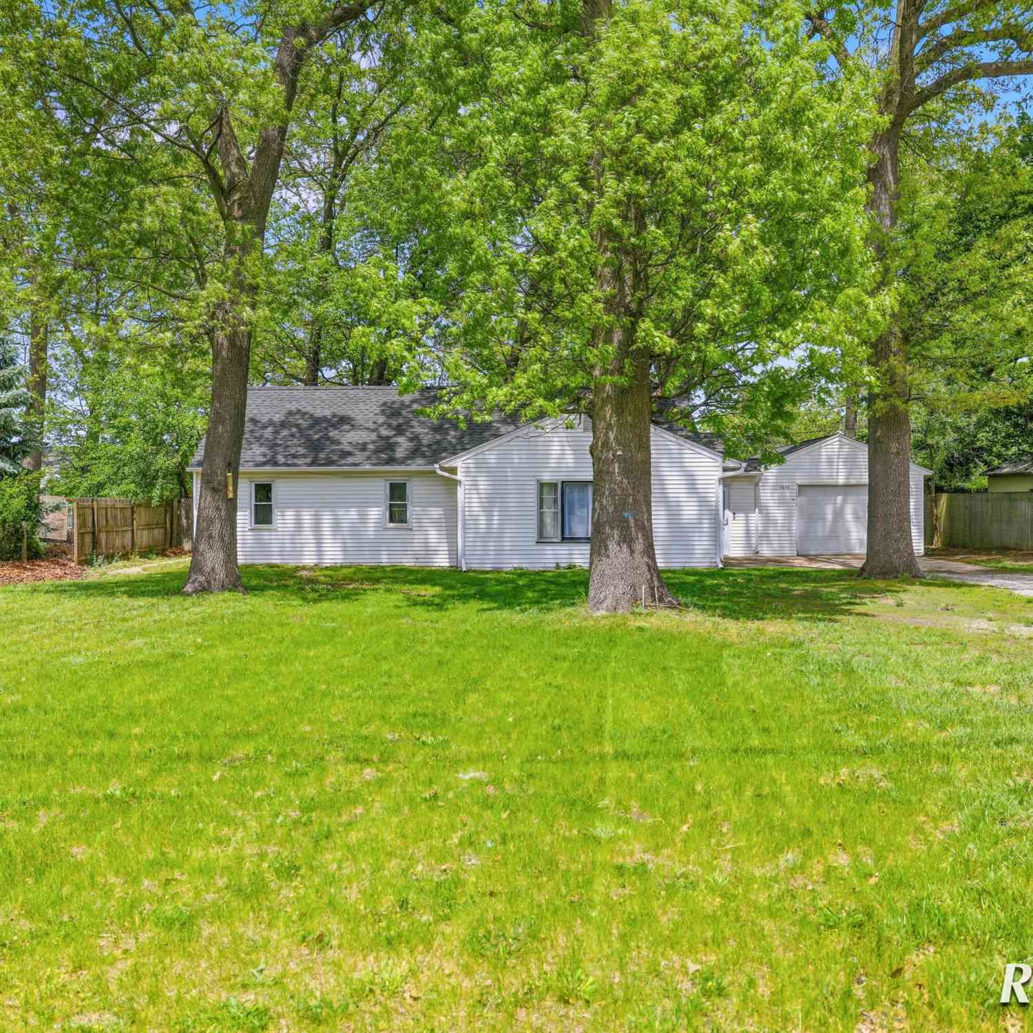 Homes For Sale - 1640 Mclaughlin Avenue<br/> Muskegon, MI 49442