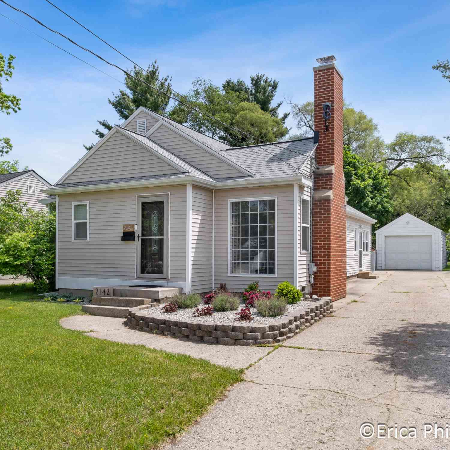 Homes For Sale - 2142 Emerald Avenue<br/> Grand Rapids, MI 49505