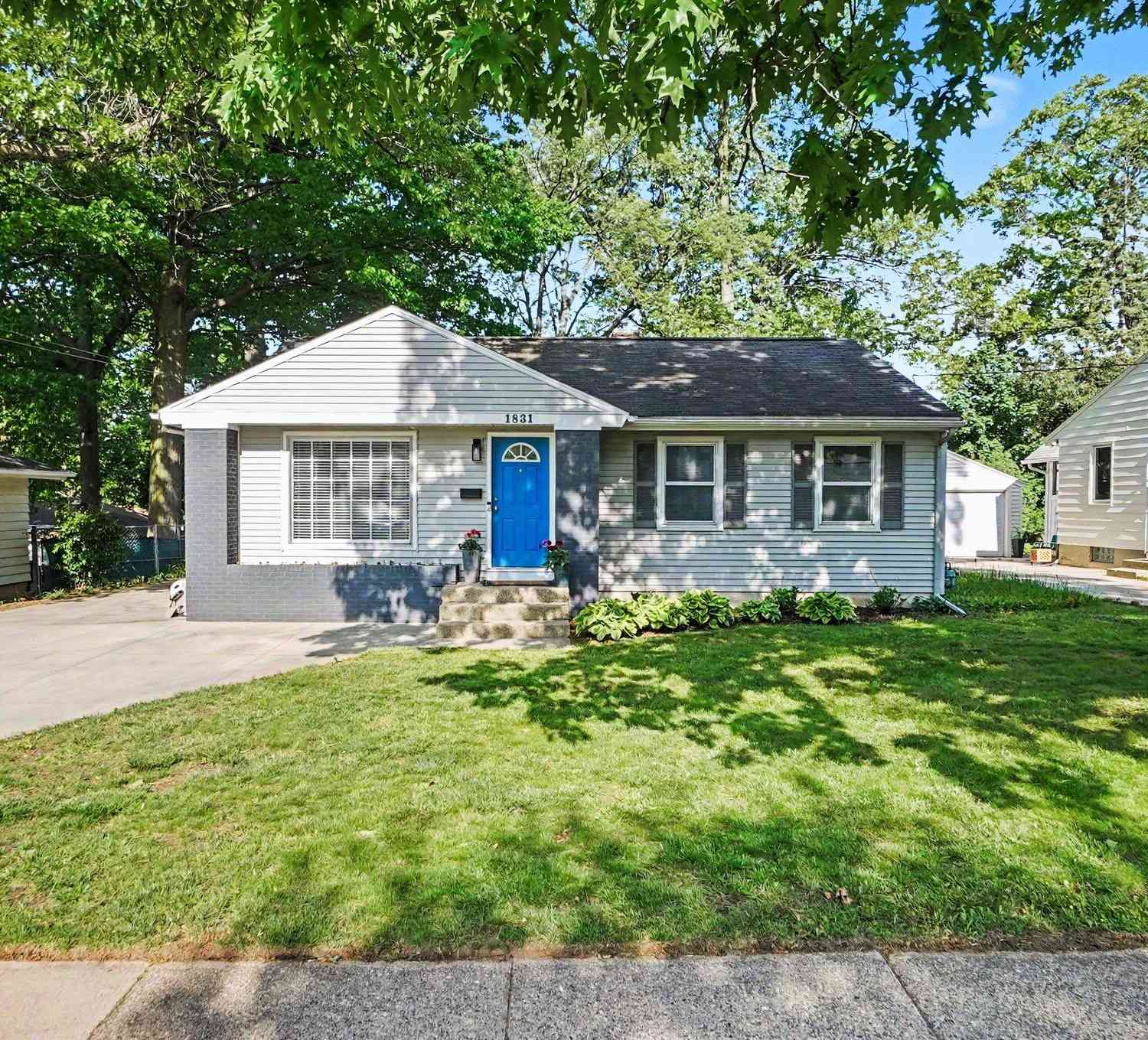 Homes For Sale - 1831 Diamond Avenue<br/> Grand Rapids, MI 49505