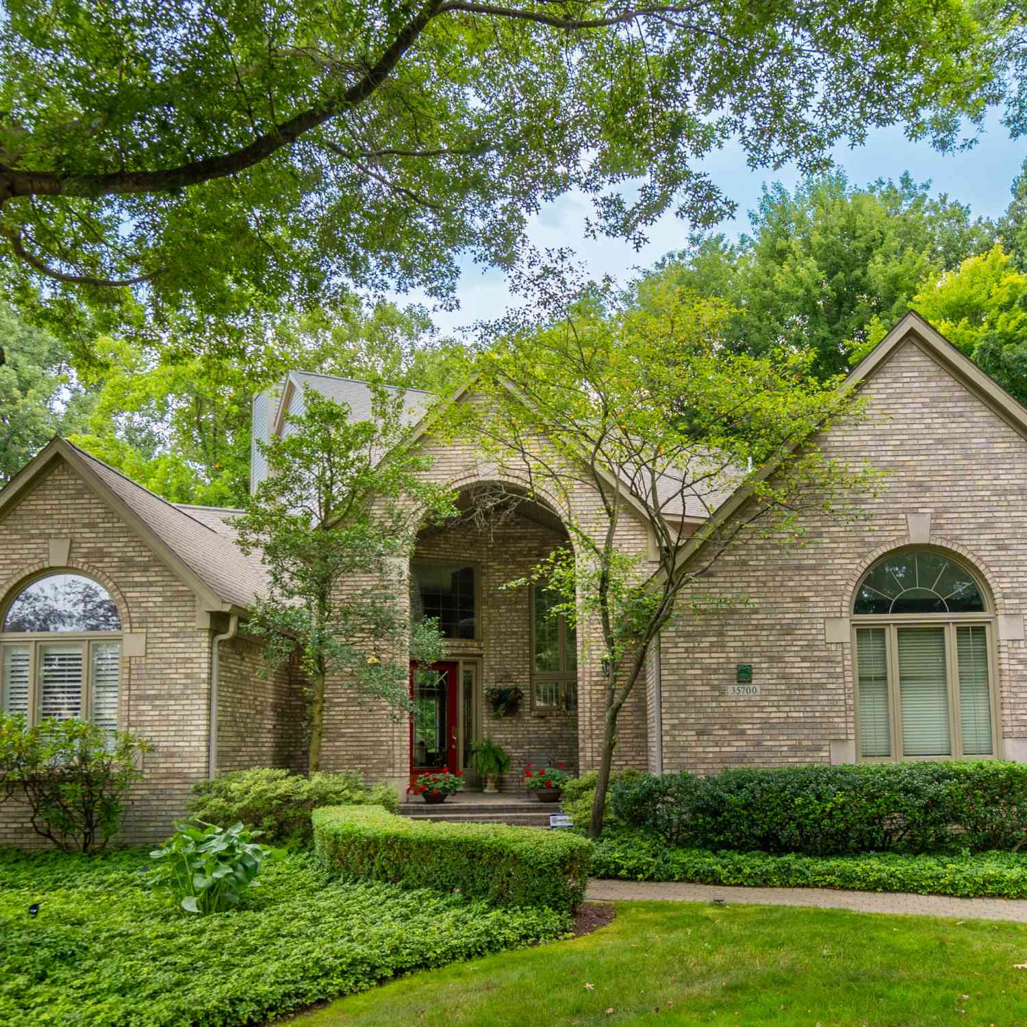 Condo For Sale - 35700 Cross Creek<br/> Farmington Hills, MI 48331