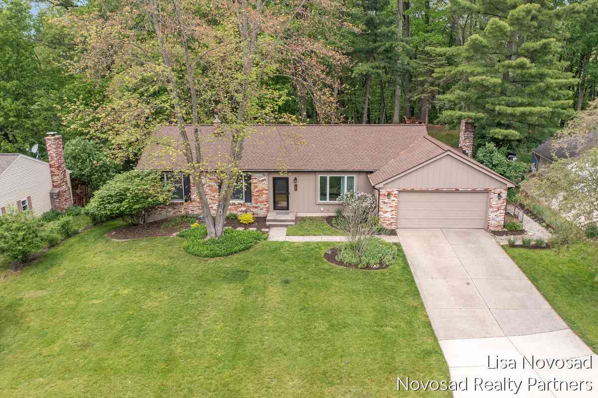 Homes For Sale - 485 Edgeworthe Drive<br/> Ada, MI 49301