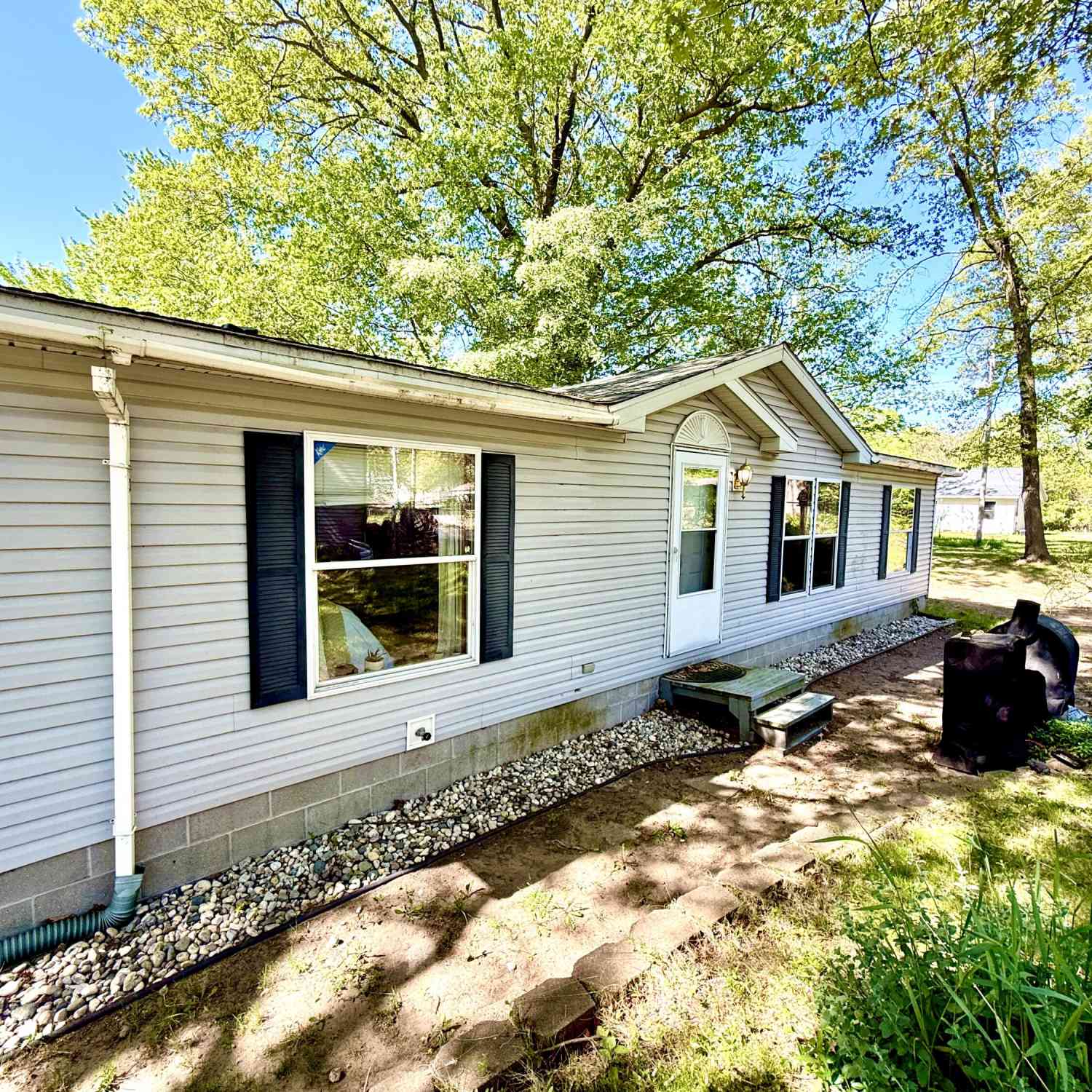 Mobile Home For Sale - 811 N Lavinia Street<br/> Ludington, MI 49431