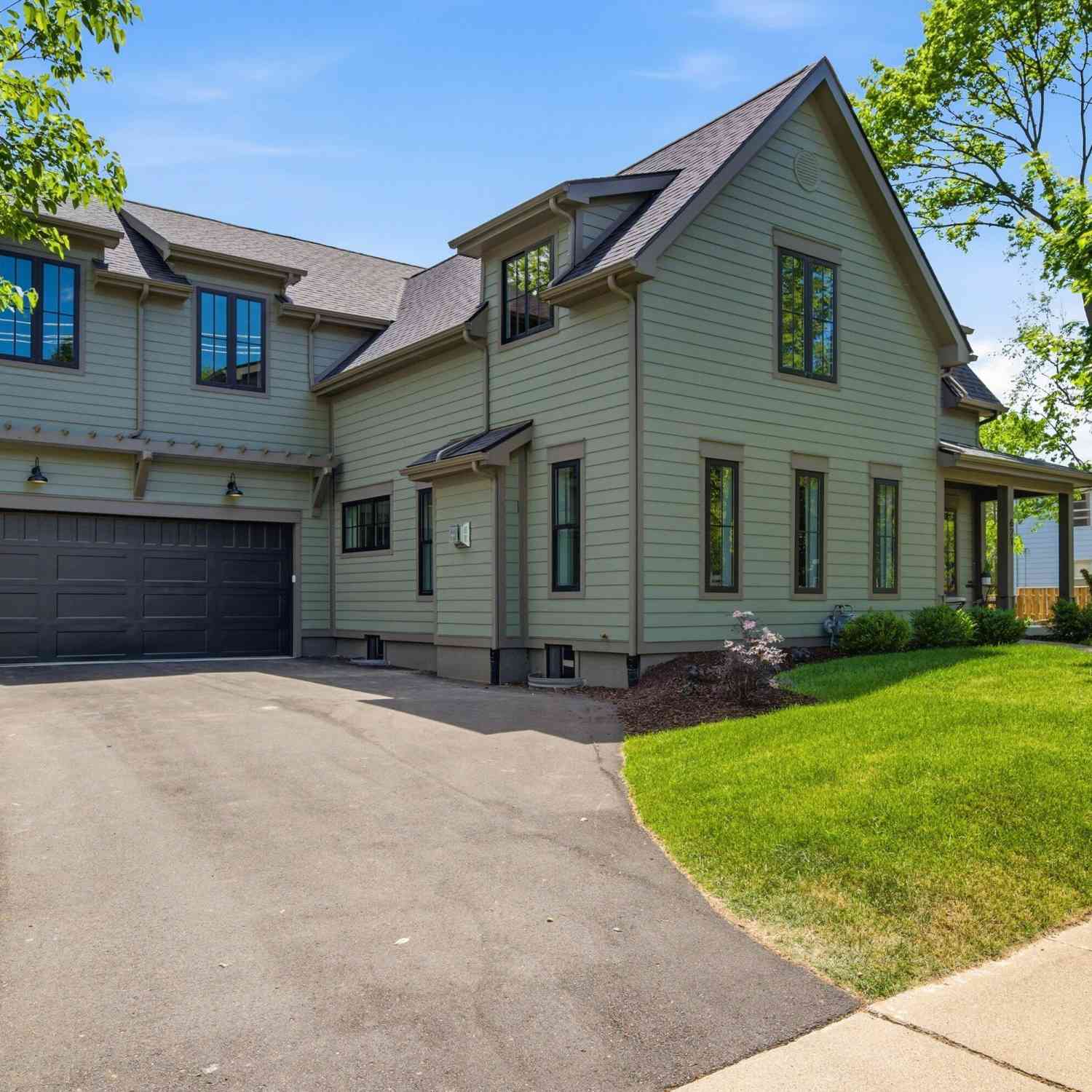 Homes For Sale - 621 W Summit Street<br/> Ann Arbor, MI 48103
