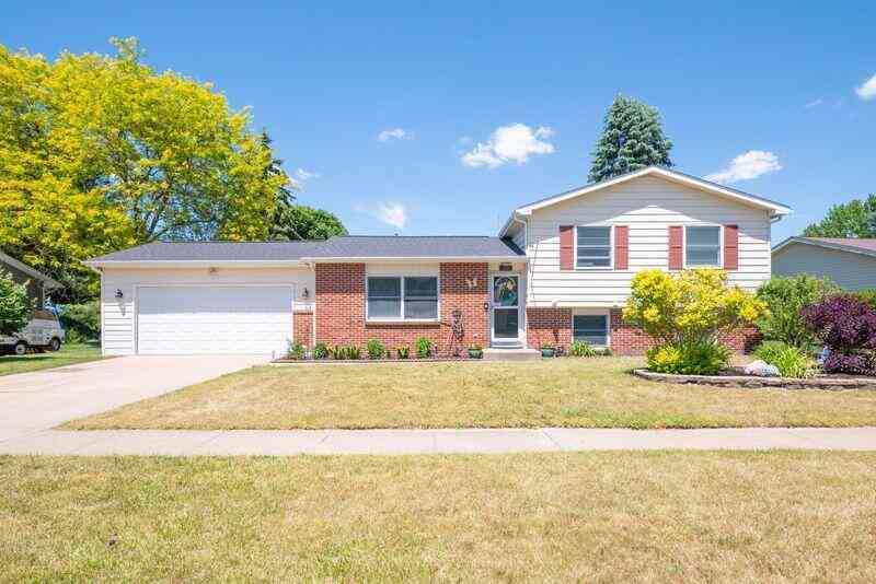 Homes For Sale - 1804 Woodland Drive<br/> Kalamazoo County, Portage, MI 49024