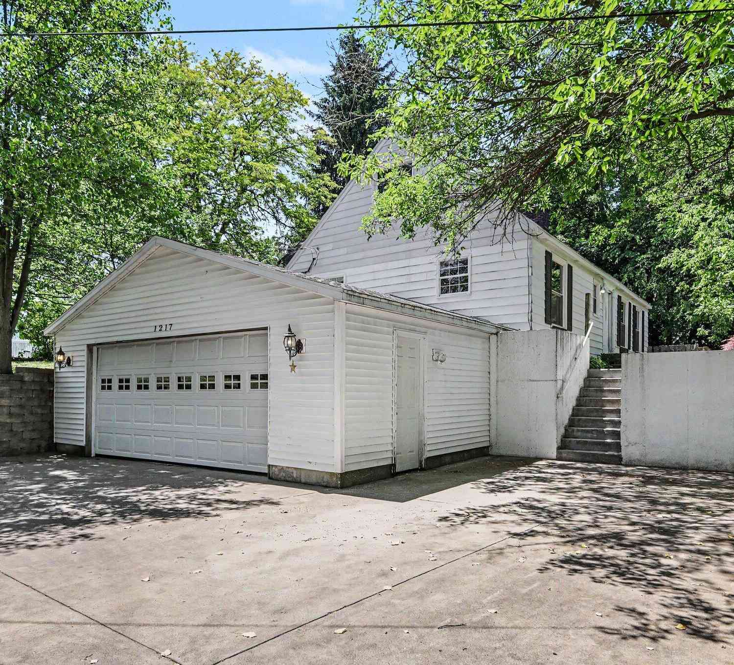 Homes For Sale - 1217 Plymouth Avenue<br/> Grand Rapids, MI 49506