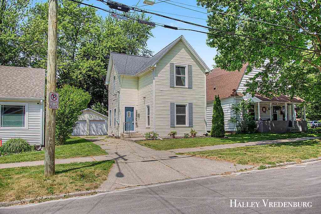Homes For Sale - 1323 Ashland Avenue<br/> Grand Rapids, MI 49505