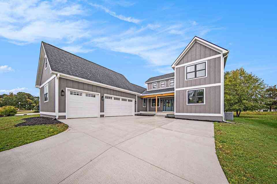 Homes For Sale - 5182 Grande View Lane<br/> Jackson, MI 49201