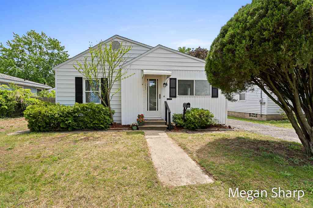 Homes For Sale - 2557 Crozier Avenue<br/> Muskegon, MI 49441