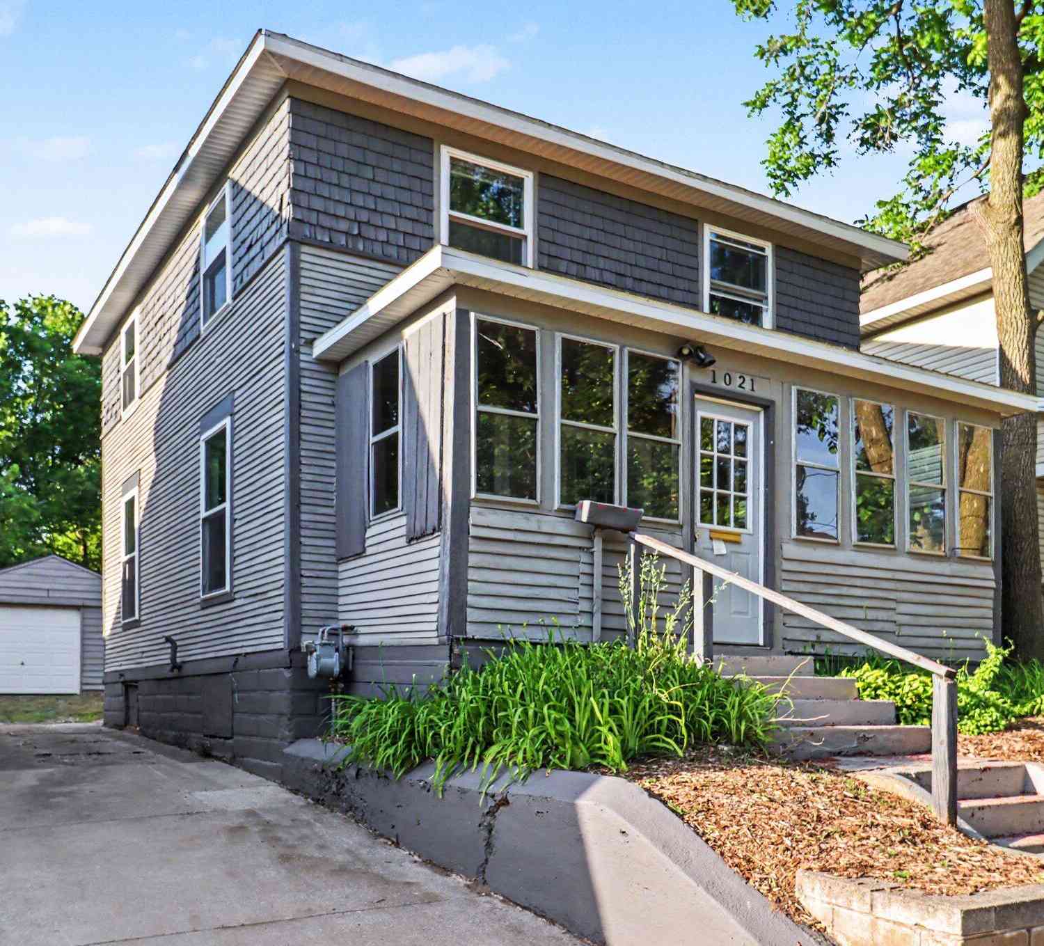 Homes For Sale - 1021 Sherman Street<br/> Grand Rapids, MI 49506