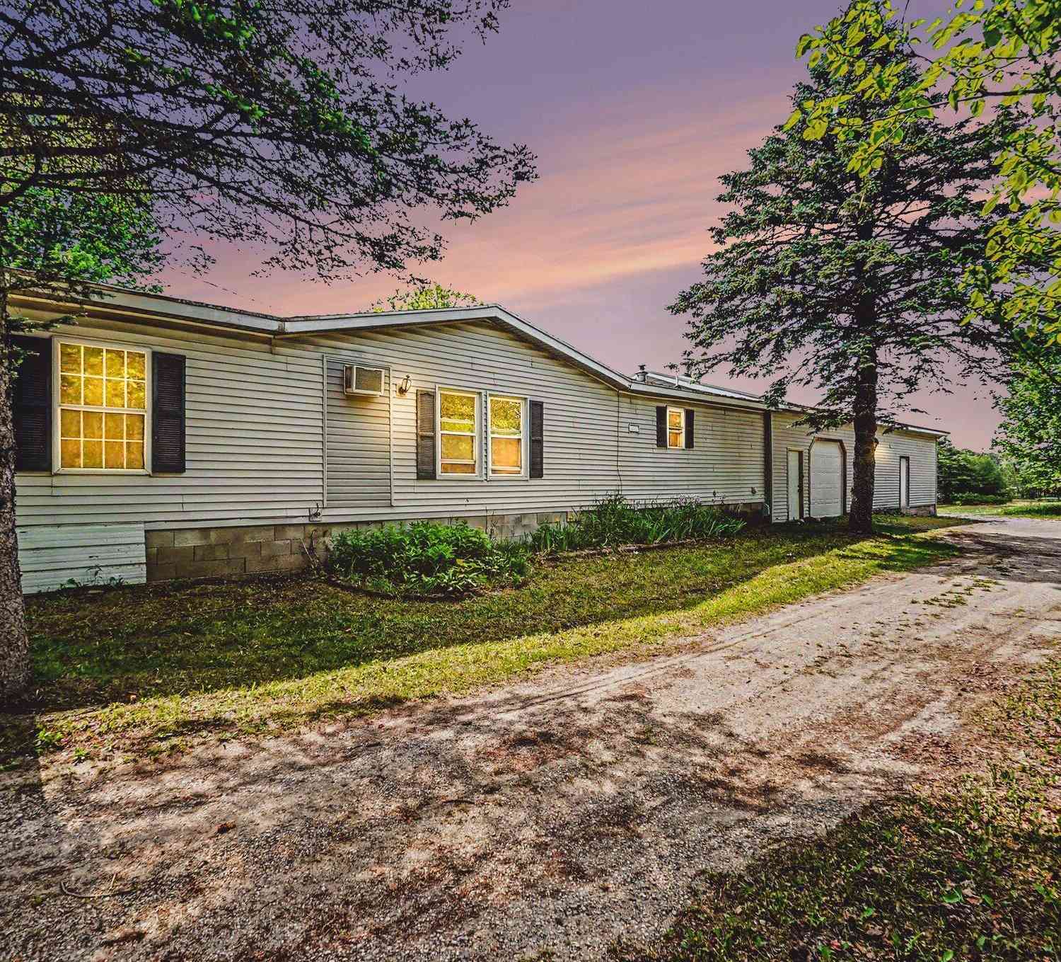 Mobile Home For Sale - 10967 S Hawkins Road<br/> Reed City, MI 49677