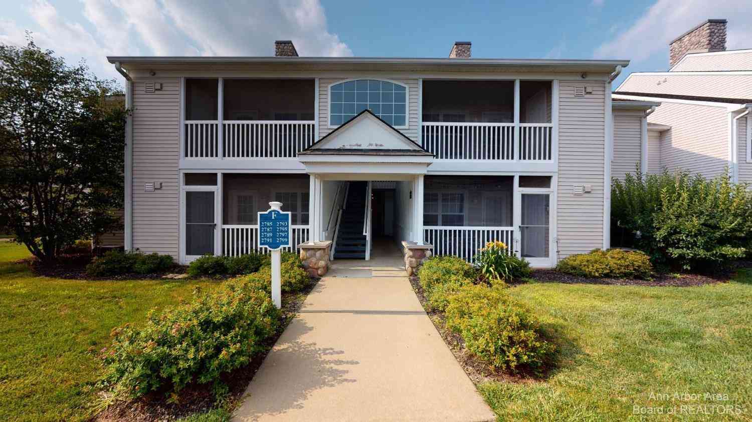 Condo For Rent - 2795 S Knightsbridge Circle<br/> Ann Arbor, MI 48105