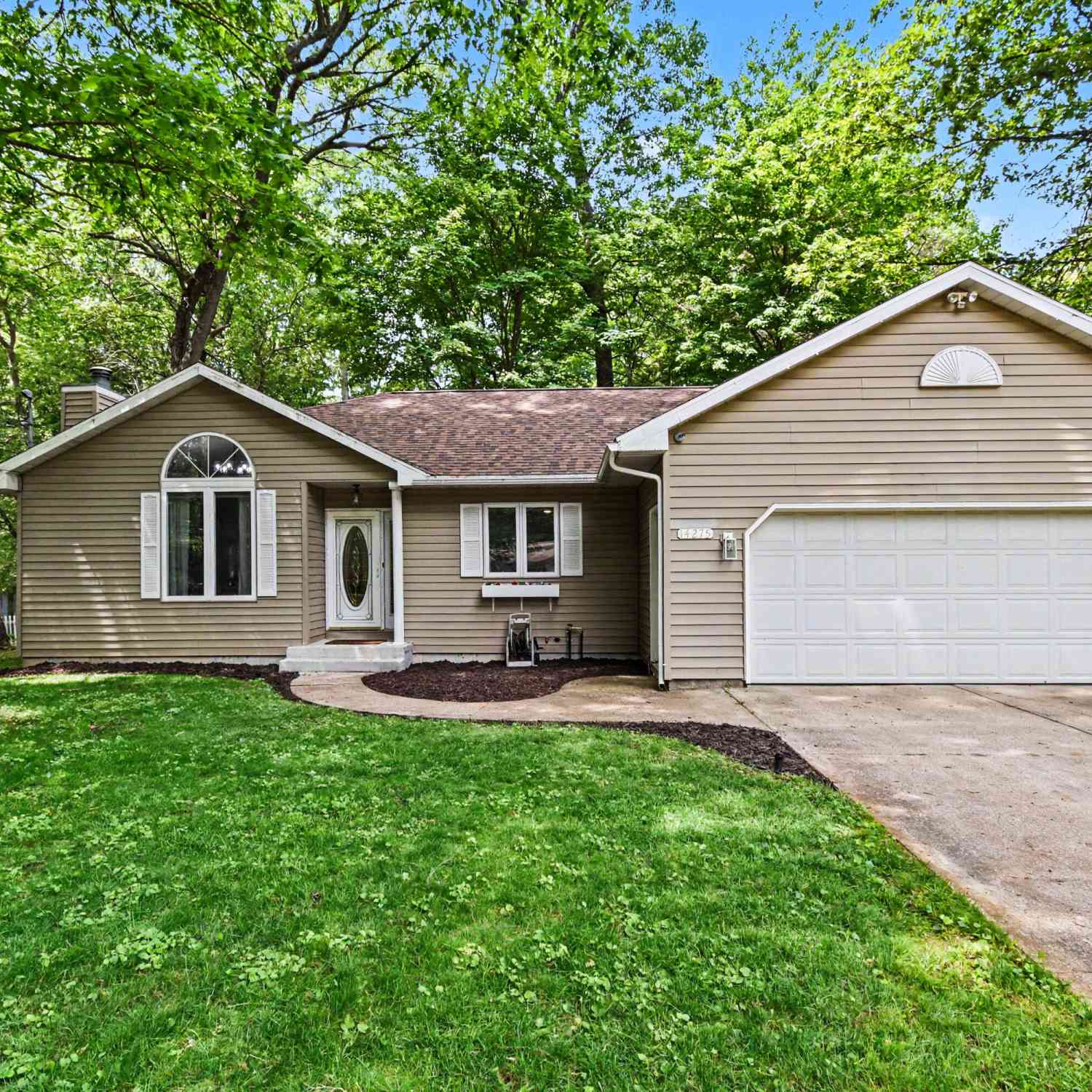 Homes For Sale - 14275 Shiawassee Drive<br/> Grand Haven, MI 49417