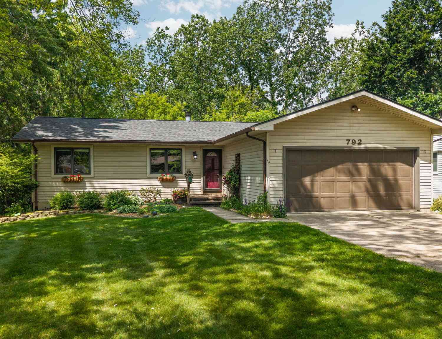 Homes For Sale - 792 Knollwood Court<br/> Saline, MI 48176