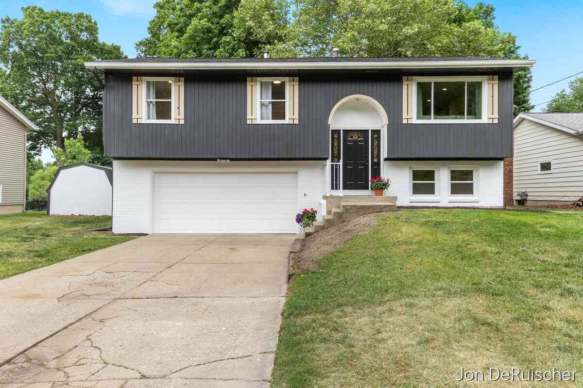 Homes For Sale - 990 72nd Street<br/> Grand Rapids, MI 49508